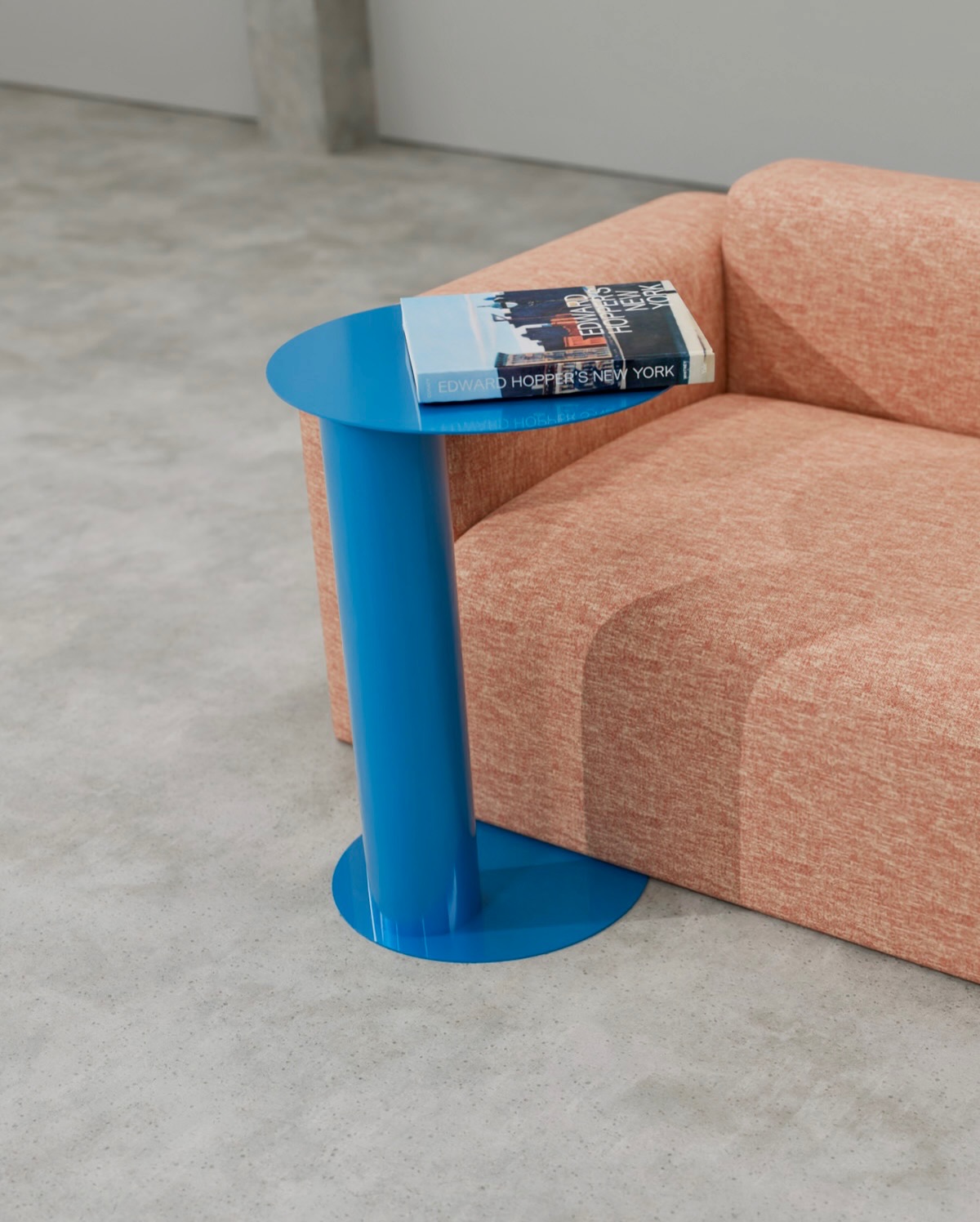 A fun little sofa table design. This bold, glossy blue might be one of our favourites 💙