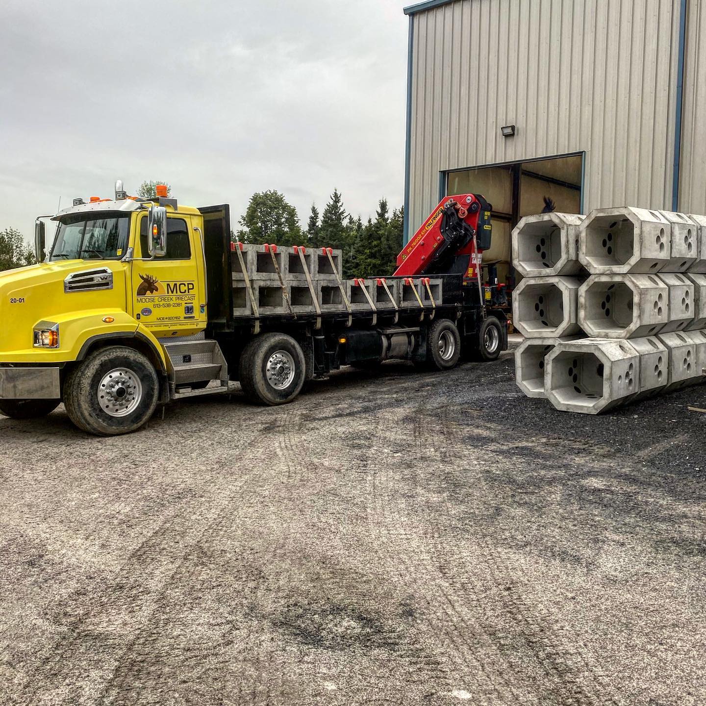 Loaded up with electrical handholes heading into Ottawa on this rainy morning!
#ottawaconstruction #moosecreekprecast #mcp #precast #westernstar #palfingercrane #heavyhaul #undergroundutilities