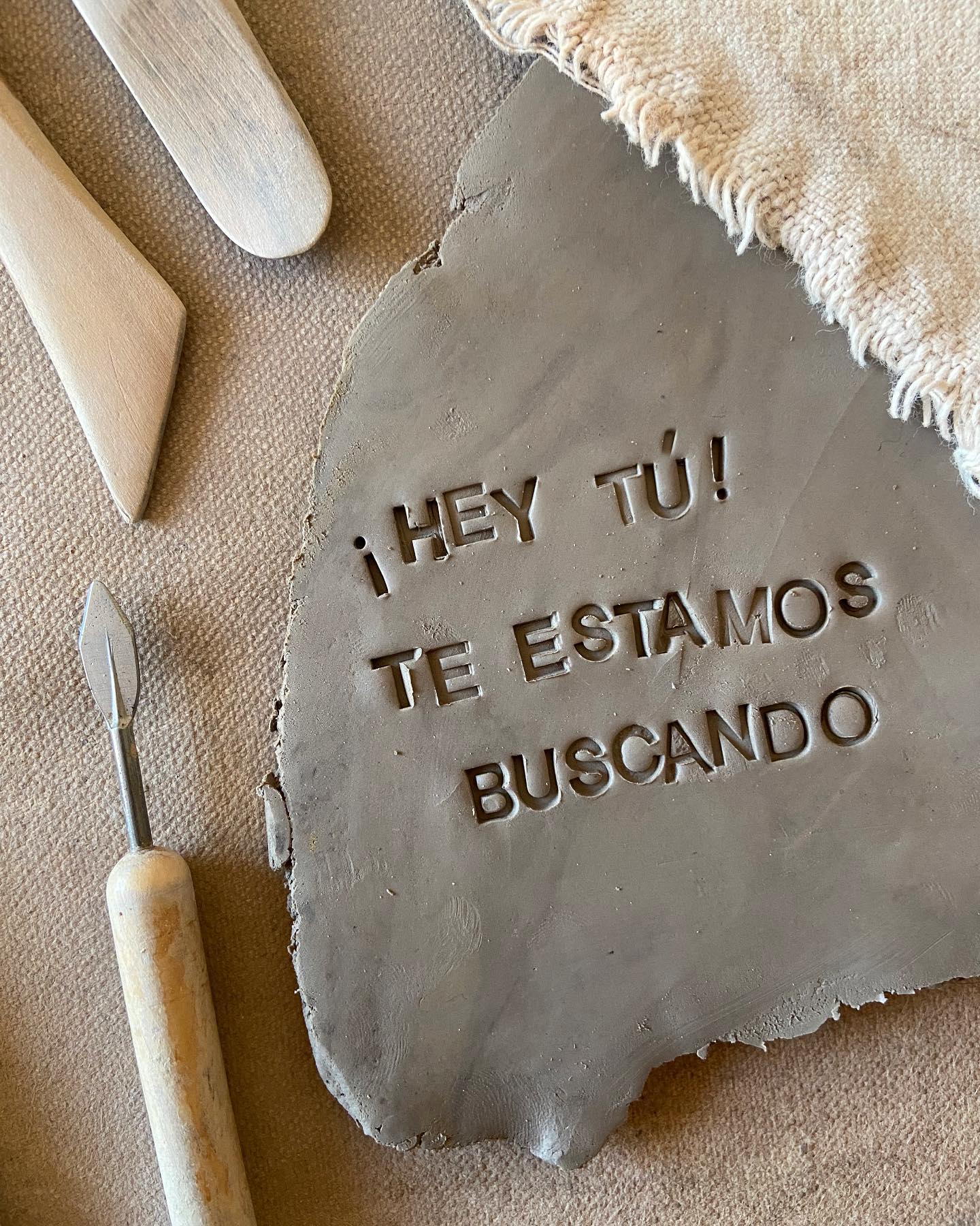 ¡ABRIMOS NUEVA POSTULACIÓN!
En FP-L estamos buscando… 🔎
A nuestros nuevos ceramistas apasionados y talentosos para incorporarse a nuestro taller ✨
⚡️ ¡Si tienes experiencia y ganas de aprender sobre la cerámica es tu oportunidad! ⚡️
Tendrás diversas tareas y protagonismo en todos nuestros procesos de producción, ventas, envíos, clases y otros beneficios para que puedas expandir tus conocimientos sobre cerámica. 🚀
POSTULA DESDE EL LINK DE NUESTRO PERFIL ✏️
Estamos ansiosos de conocerte 🤭
- Trabajo Part Time.
- Solo para mayores de 18 años.
- Es excluyente haber tenido algún contacto con los procesos básicos de la cerámica e igualmente tener una noción teórica y práctica en qué consiste.
FECHA LÍMITE DE POSTULACIÓN: 01 de Junio
AVISO A LOS POSTULANTES SELECCIONADOS: semana 02 de Junio.