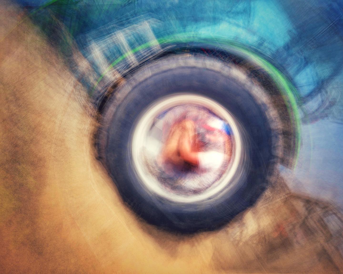 Rueda de tractor con señor en la rueda #spectre #pic #movimiento #blur #tractor #wheel #bigwheels