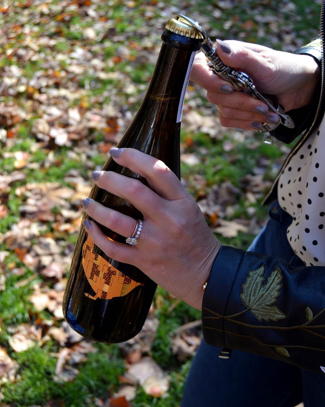 Pop bottles in the park. But first get it delivered via @quicksipdelivery 🍷 #beerandwine #phillydelivers #philly #philadelphia #rittenhousesquare #washingtonsquarepark #fishtown #wine #passionpassport #phillyfoodies #phillylegend #phillyeats #phillydrinks