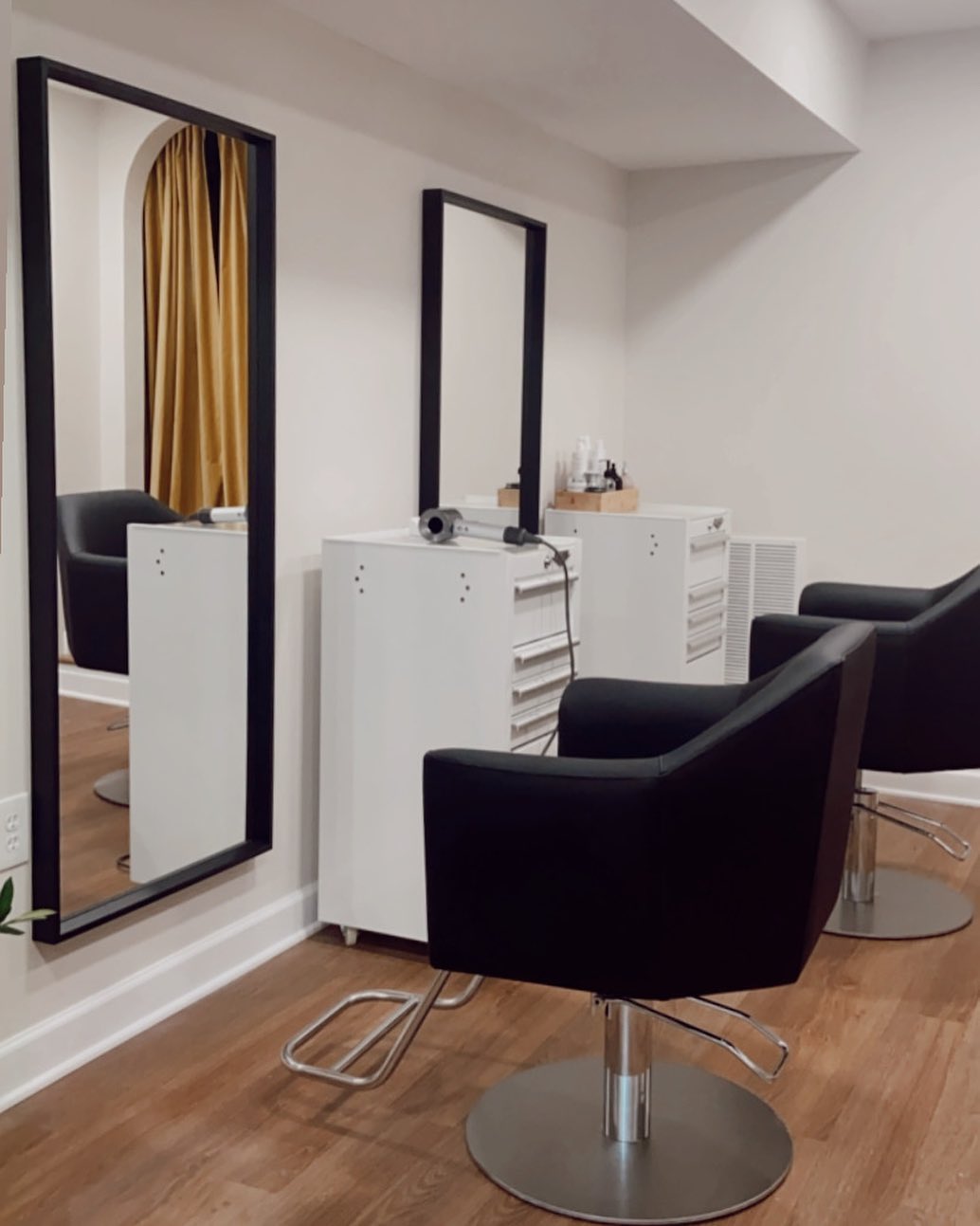 And the first day of clients is in the books! Beyond grateful for all the help along the way to get this place off the ground! Now we gotta get to work 🙏🏻🙌🏼🍾 who wants a blowout and a latte ??? 👀