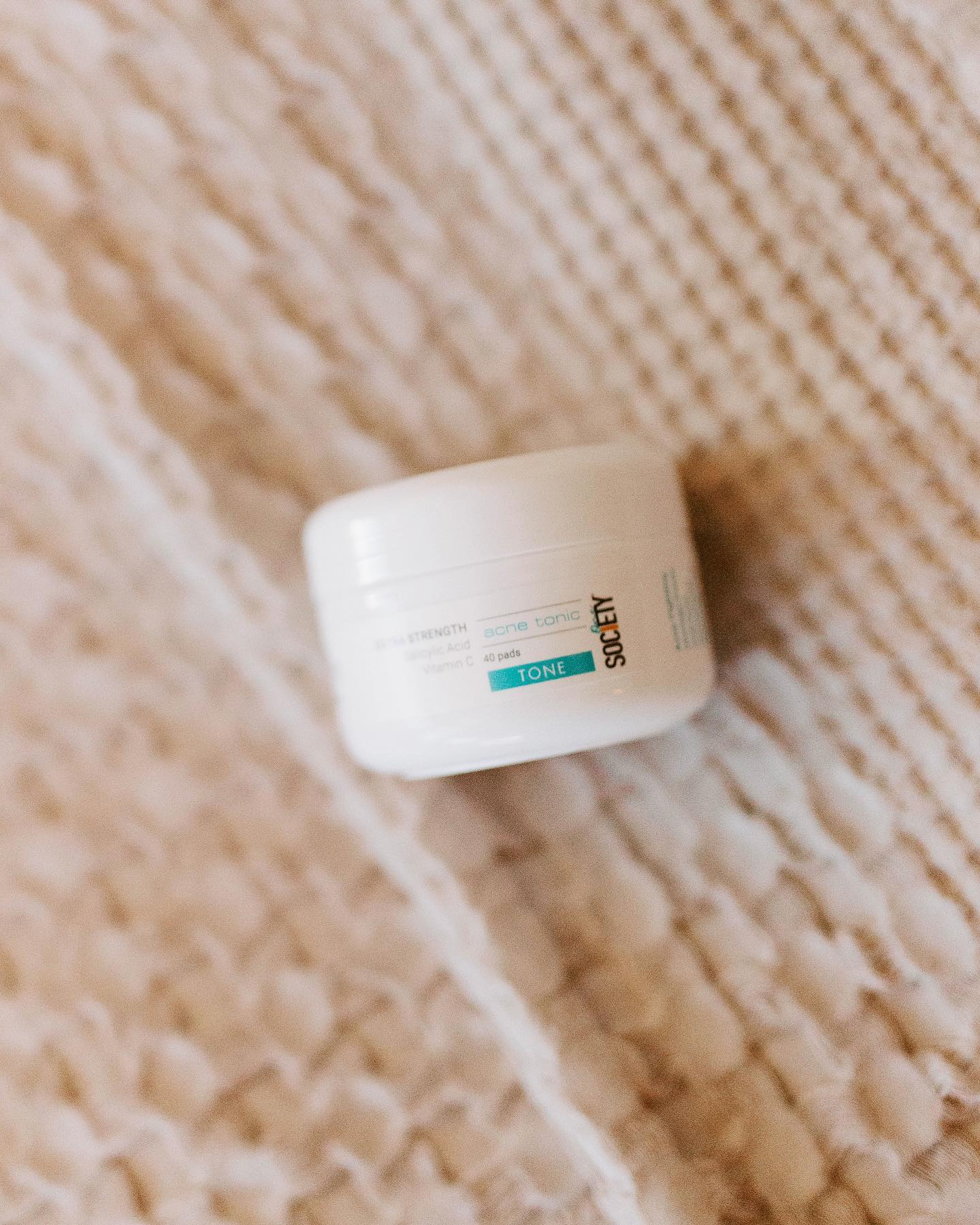 Acne Tonic is one of our heavy hitter’s in our acne arsenal because it contains a high concentration of Salicylic Acid (7%) combined with Vitamin C. Perfect for travel so you can pack it with you as traveling for vacation and the Holidays begin ✈️
🌟Recommended for your Athletic teens and for use after physical activity.
For Oily and Acne Prone Skin