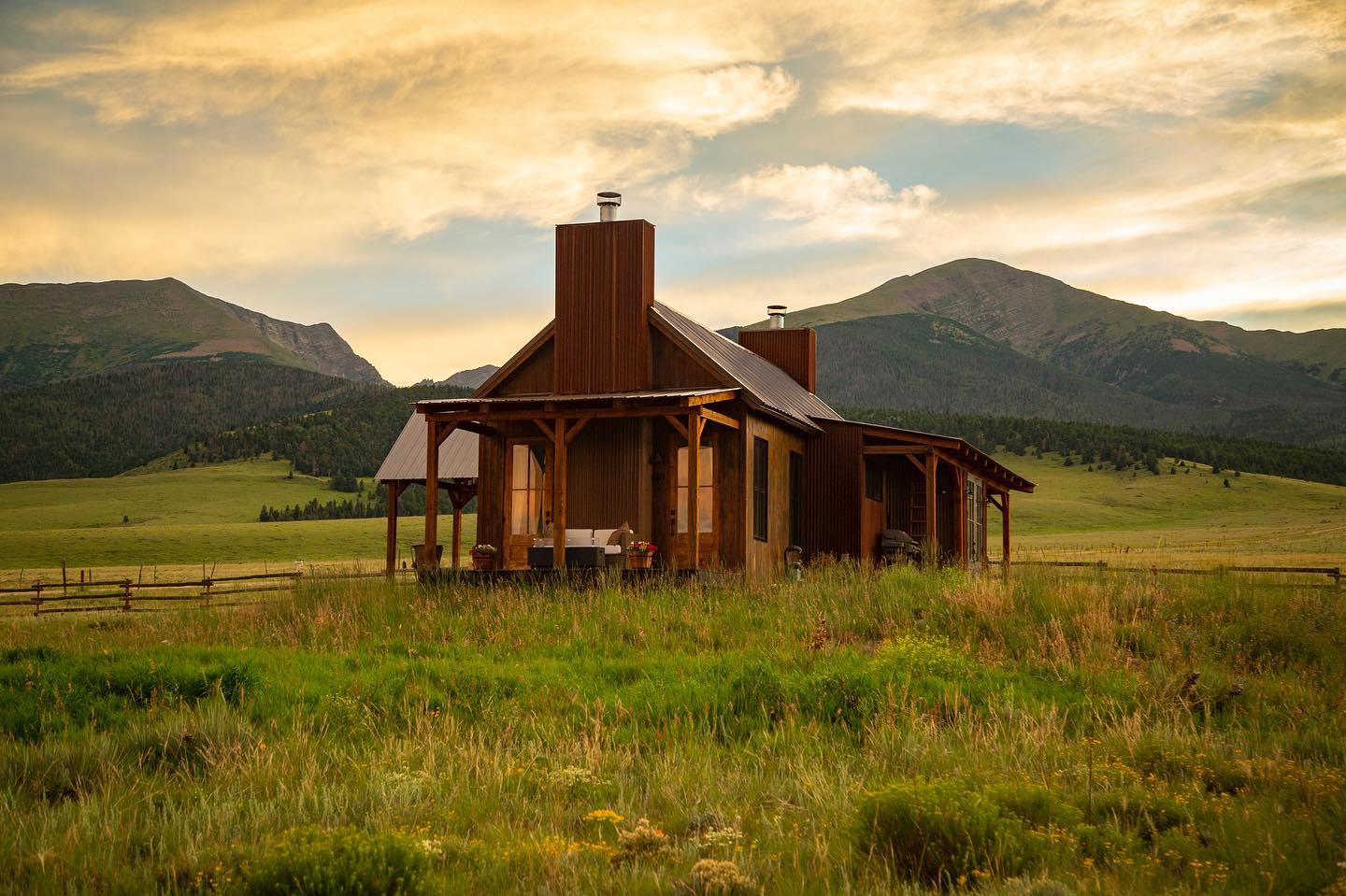 Beautiful evenings in the mountains! Always fun shooting at this wonderful location!
.
.
.
.
.
#mountainmarketing #mountainretreat #mountainretreats #mountainphotography #mountainvideo #weddingretreat #mountainwedding #weddingmemories