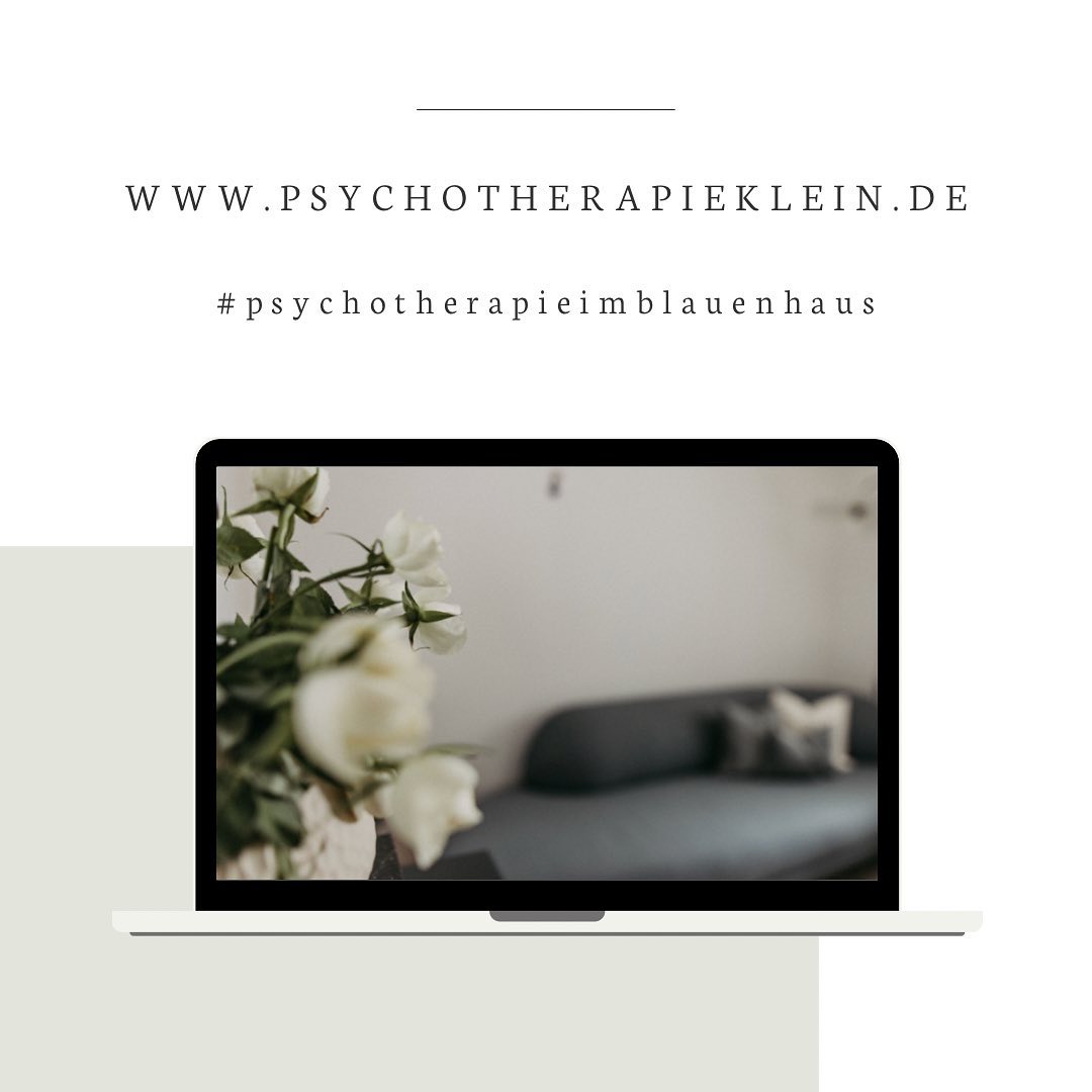 Schritt für Schritt. Einer nach dem anderen. Währenddessen das Atmen nicht vergessen. Tief einatmen, langsam ausatmen.
Diese Sätze versuche ich mir in den letzten Wochen und Monaten immer wieder vor Augen zu führen; mal mit mehr, mal mit weniger Erfolg, und das ist okay so. Die kleinen Schritte, die ich bereits gegangen bin, sowie all die neuen Informationen im Zuge der Praxisgründung, auf die niemand im Studium oder der Weiterbildung vorbereitete, überschlugen sich gefühlt. Ein Zahnrad griff in das nächste, was neben einer guten Planung auch viel Energie voraussetzte. Nun schaffe ich bewusst kleine Räume zum Innehalten, um dies alles einmal zu realisieren. Da steigt vor allem Dankbarkeit, Interesse und ein warmes Lächeln in mir bezüglich meiner allerersten Klienten in eigener Praxis auf. Welch ein aufregender und schöner Beginn dieser Reise mit wundervollen Menschen.
Nun darf der Praxisalltag seine ganz eigene Routine in den neuen Räumen finden, das Logo finalisiert und die Website demnächst neu überarbeitet werden. So hat der ein oder andere es schon entdeckt: Anfang Januar ging meine erste vorläufige Version der Website ganz still und leise online. Mitte Januar folgte dann eine fotografische Begleitung in den Praxisräumen mit der lieben Annika von @annika_und_gabriel_fotografie. Und so wird die vorläufige Version demnächst mit den zauberhaften Bilder der lieben Annika nochmals neu gestaltet, sodass ich hoffe, dass jede Besucherin und Besucher einen ersten Eindruck über die #psychotherapieimblauenhaus gewinnen kann und das bekommt, was sie oder er für den Moment braucht, um diesen mutigen ersten Schritt der Kontaktaufnahme zu gehen.
So habe ich euch in den Stories gefragt, was euch auf einer Website wichtig wäre zu finden, wenn ihr euch für eine Therapie interessieren würdet. Vor allem die Spezialisierung wurde von euch mehrfach genannt sowie etwas über die Therapeutin und den Therapeuten zu erfahren. Hierzu wird es meinerseits noch einen extra Beitrag geben, um diesem Thema mehr Raum zu geben.
Herzlichst, Cynthia
Foto: @annika_und_gabriel_fotografie
#psychologie #psychotherapie #praxis #praxisgründung #privatpraxis #praxisfürpsychotherapie #dankbar