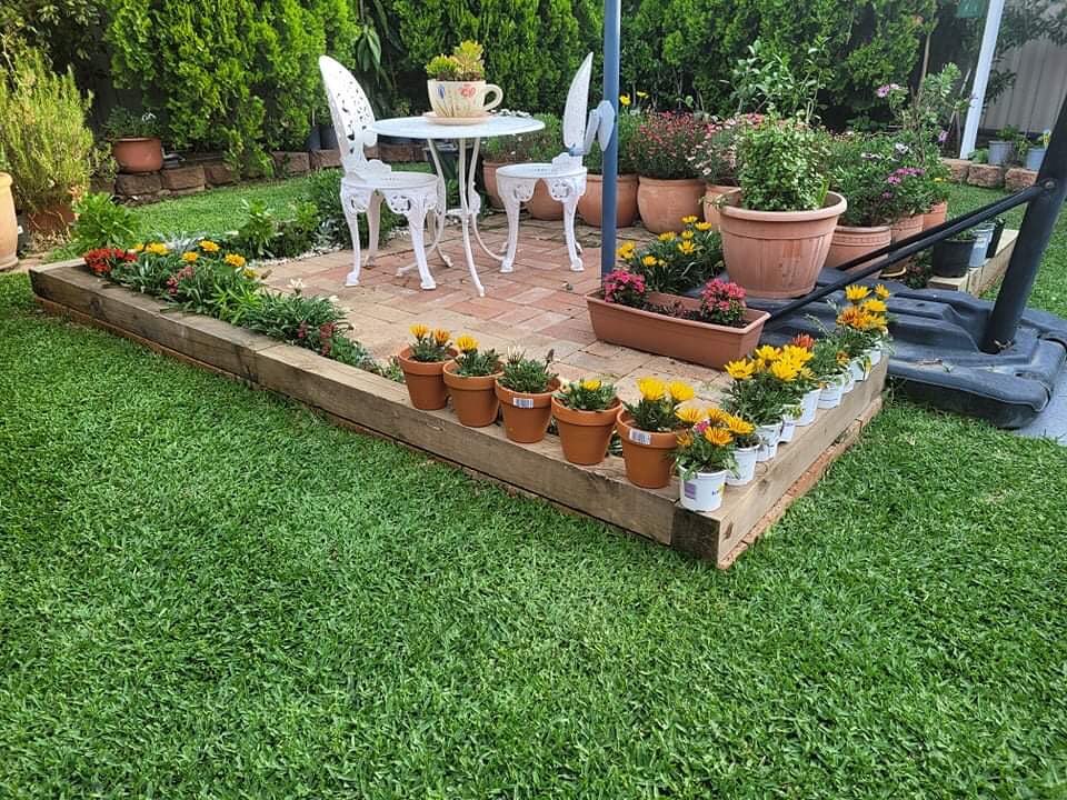 ๐ One Happy Customer ๐ Customer in Oakhurst sent us this turf selfie of her Soft Leaf Buffalo turf supplied back in August 21 and looking fantastic! ๐คฉ๐#turf #buffaloturf #awesometurf #softleafbuffalo #clientselfie