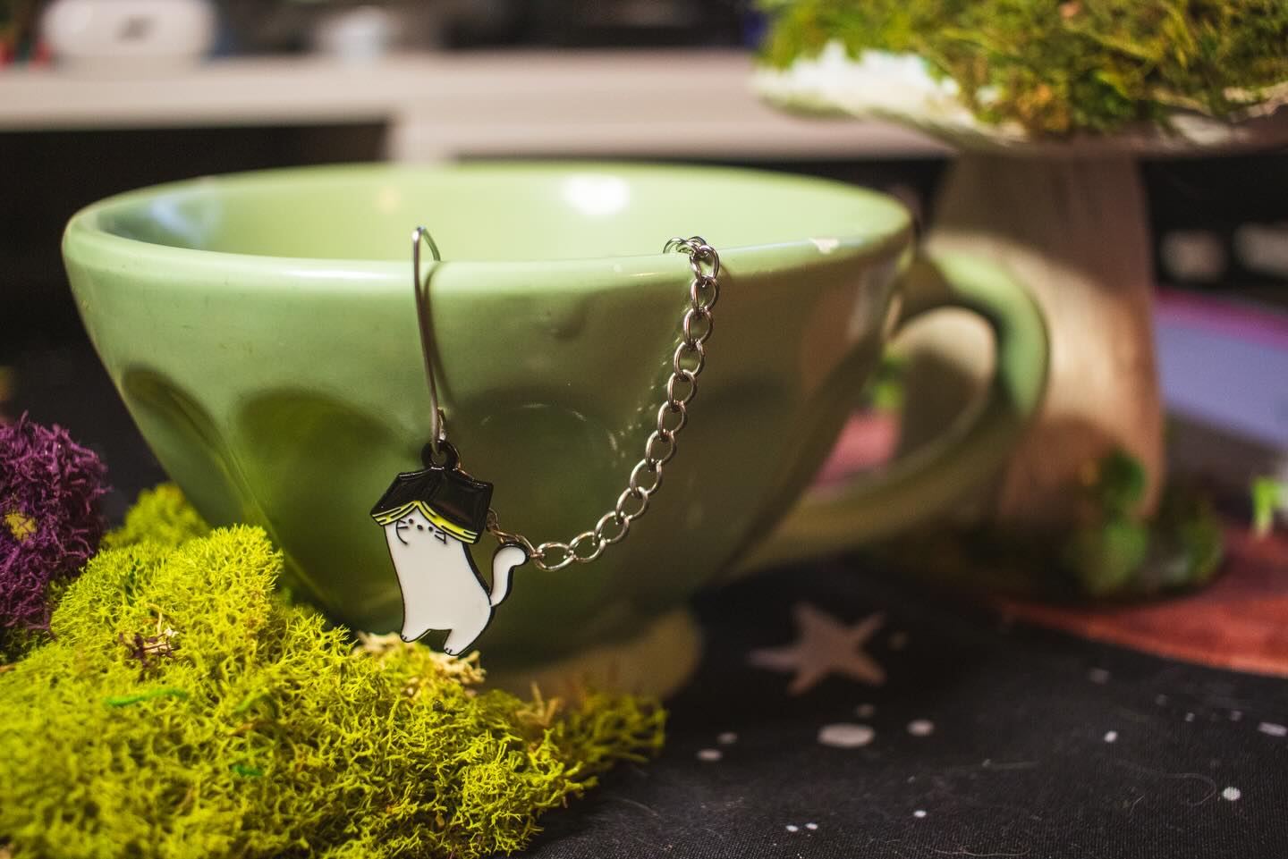 📚🐾 Tea time just got a whole lot cuter! Meet your new favorite tea infuser. Perfect for cozy moments, cat lovers, and anyone who enjoys a little whimsy with their brew.
Steep your tea in style and let the magic unfold, one sip at a time! Available now in the shop.
#storyboundmagic #teatime #whimsicaltea #storyboundapothecarium