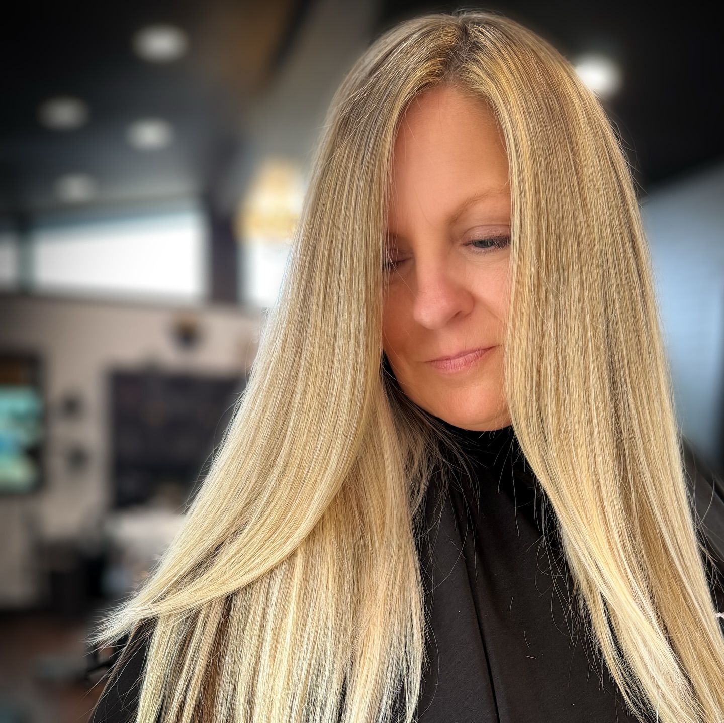 Gray coverage doesnât have to mean harsh lines, flat color, or constant touch-ups.
This is intentional gray blending.
Soft dimension that diffuses regrowth.
Brightness where it belongs.
Coverage that grows out gracefully instead of announcing itself at week three.
For clients who are tired of:
⢠heavy roots
⢠muddy blondes
⢠chasing grays every few weeks
⢠feeling like their color ages them
This is color designed to work with your hair, not against it.
Thatâs the Meraki difference âĄ