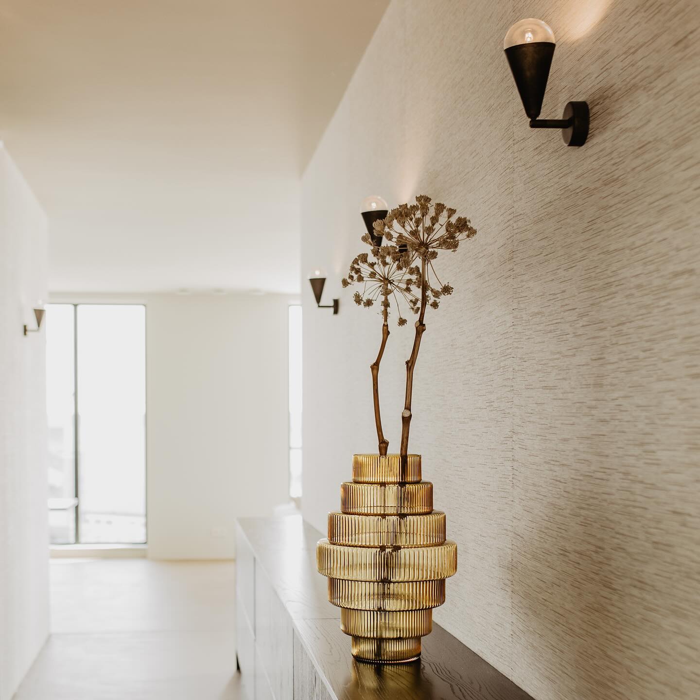 ✨Penthouse Goals ✨
Een prachtige combinatie van minimalisme en luxe in dit penthouse aan zee. De subtiele verlichting en doorkijkje brengen warmte en elegantie in dit lichte, serene interieur.
Ontworpen door Paras Concepts ☺️
#interiordesign #penthouseliving #coastalinteriors #parasconcepts #modernelegance #designinspiration #details #minimalchic #homedecor #art #designdeinteriores #designerslife #luxurylifestyle #luxuryhomes #luxuryliving #zeeland #noordzee #ilfanale #illum