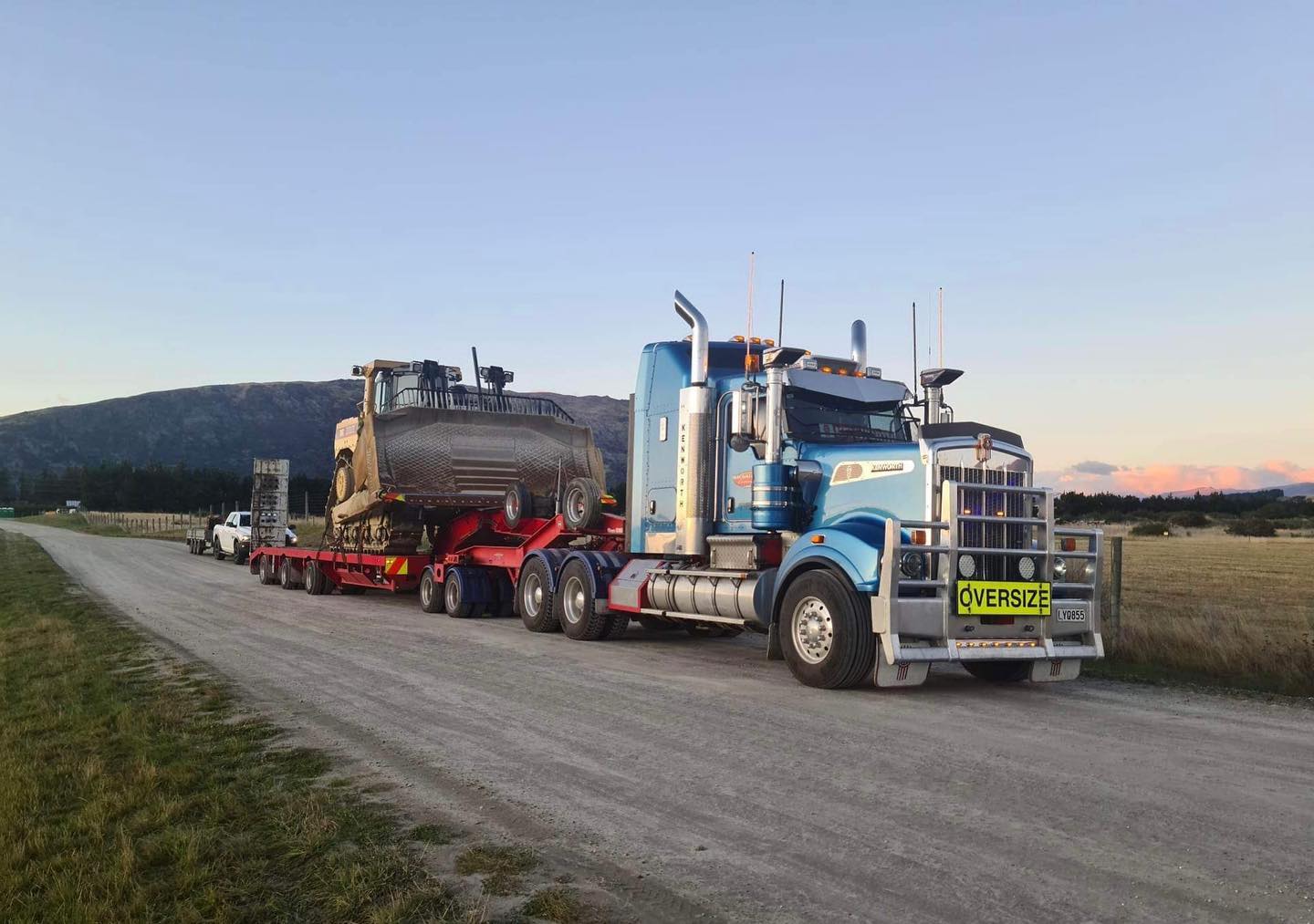 A 3:30am start for Carlos and the @satherleytransport boys to get our D9T on the road before the Queenstown traffic 😆
Big thanks to them all for making this happen all in time for @wheelsatwanaka this weekend!
See ya there!