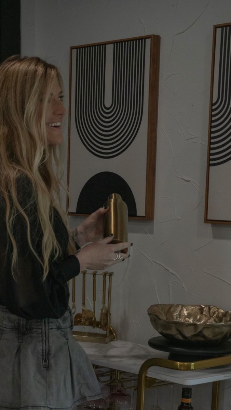 If your hair canât seem to hold the tone you love, thereâs a reason.
Constant warmth, dullness, or brassiness usually isnât fixed with âmore toner.â It comes from how the color was built, how lightness was placed, and how the hair is cared for between appointments.
When those pieces work together, tone lasts longer and looks better the entire time.
Thatâs intentional color design.
Thatâs the Meraki experience.đ¤