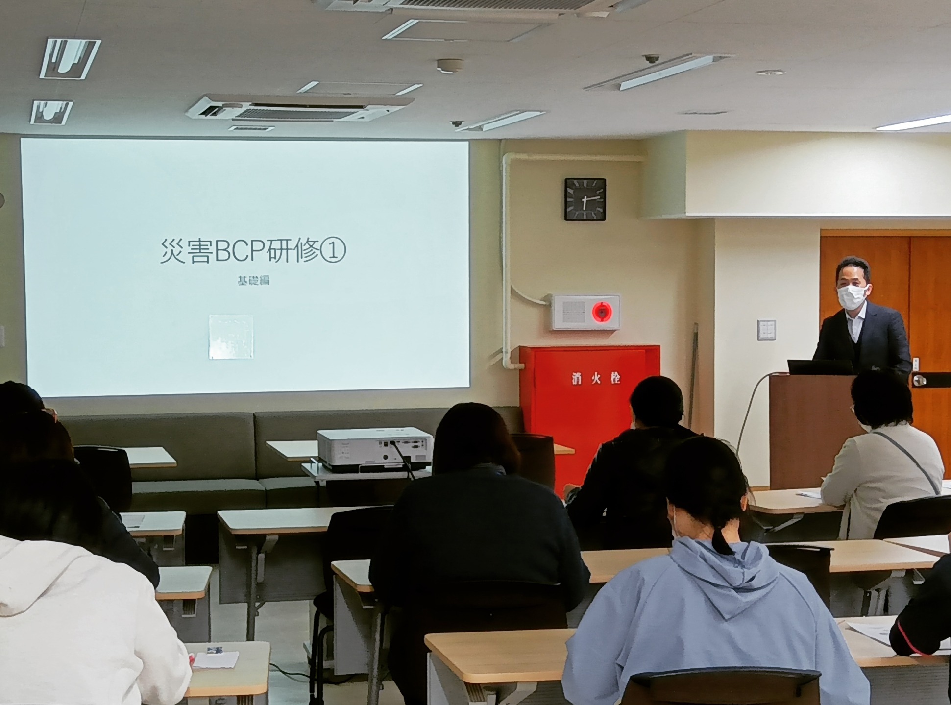 1月の全体勉強会は「災害時BCP(事業継続計画)研修」および「事故発生予防・再発防止」に関する勉強会を実施しました。
浜名湖園のBCPを基に、災害発生時の初動対応、災害後の業務継続に向けた体制整備、備蓄品の管理方法、そして福祉避難所として求められる役割について職員間で共有と検討を行いました。
また、事故発生予防・再発防止のパートでは、過去の事例を振り返りながら、ヒヤリハットの分析やリスクの早期発見、情報共有の徹底など、安全管理における基本的な視点を再確認しました。
さらに、地域の災害リスクを把握するために浜松市防災マップを参照し、地震・津波・洪水などのハザード情報や地域ごとの危険度、災害時に必要となる基礎情報を確認しました。防災マップは、災害時に想定される被害や必要な備えを理解するための重要な資料であり、施設のBCP見直しにも大変有用です。
浜松市防災マップはこちら:
https://www.city.hamamatsu.shizuoka.jp/bosai/bosai/map/index.html
災害発生時に入居者様の安全を確保し、必要なサービスを継続するためには、平時からの計画整備と職員の共通理解が不可欠です。
今回の研修内容を踏まえ、より実効性の高いBCP運用と安全管理体制の強化に努めてまいります。
#特別養護老人ホーム浜名湖園
#浜松市
#防災
#災害
#BCP