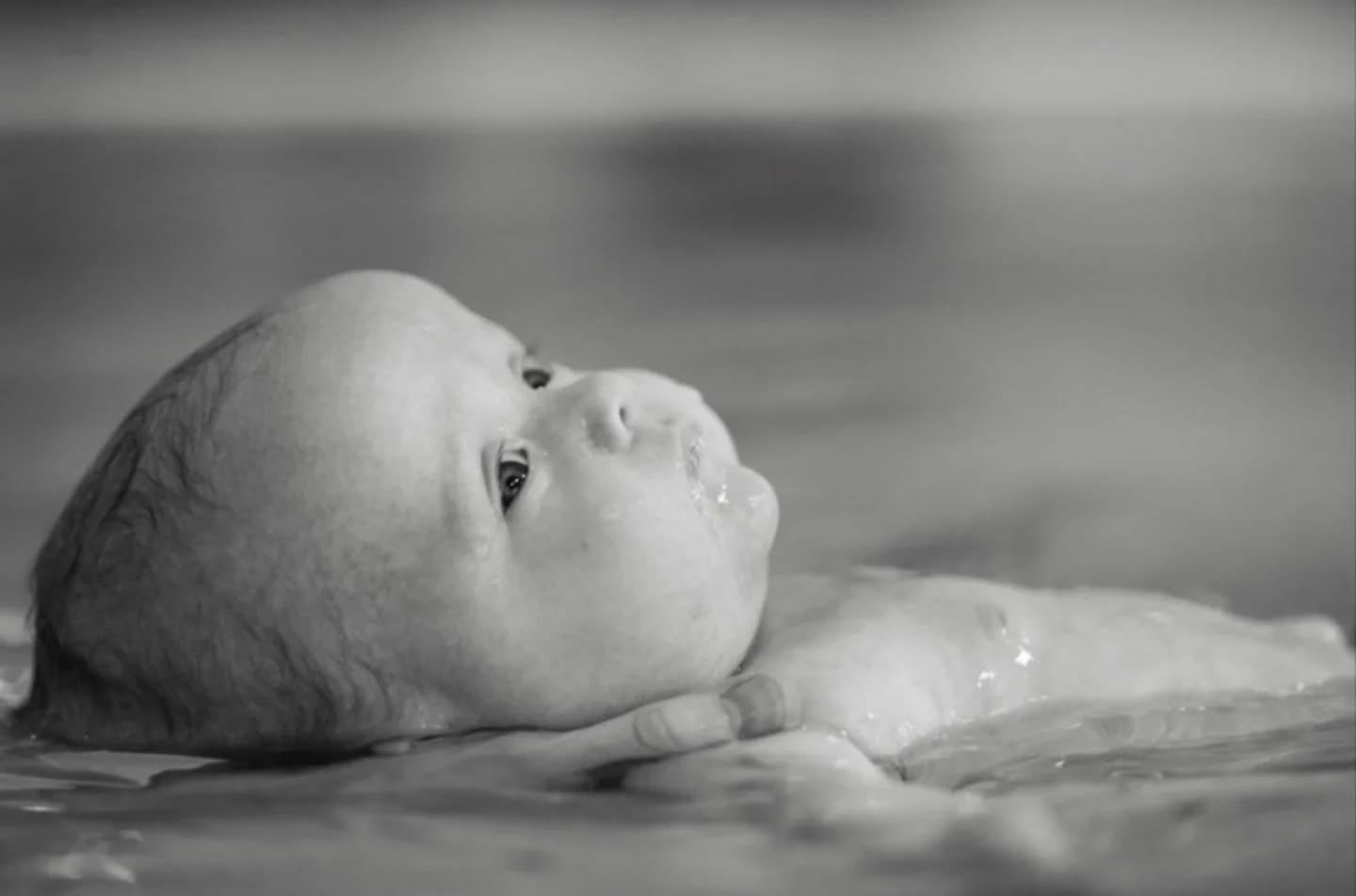 Gro Lindstad @lindstad_design_og_foto er en utrolig dyktig fotograf. Hun har en egen ro når hun fanger de gode øyeblikkene i vannet. Veldig glad for at vi har klart å booke henne på enkelte av kursene vi har nå på nyåret.
Bildet er et av mange blinkskudd hun har tatt.
Samtykkeskjema er fylt ut av omsorgspersoner på bilder som brukes i sosiale medier.
