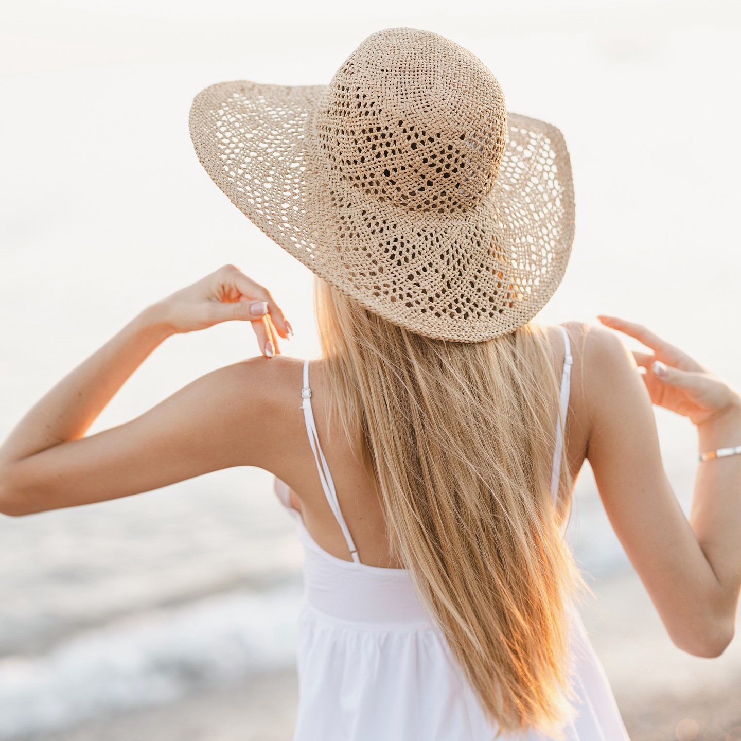 Profitez pleinement de l'été 🌞
🌊 Très beau Week-end !!!
Afin de se ressourcer pleinement et de profiter sereinement de la période estivale des gestes simples peuvent faire toute la différence...
Un soin complet alliant nutrition, hydratation, apaisement, régénération et protection est primordial pour éviter un vieillissement cutané prématuré de votre peau. Le soleil, le vent, le sel, la chaleur, l'eau, la mer, le sable, les conditions climatiques sont autant d'agressions auxquelles votre peau doit faire face en plus de la pollution habituelle ou du rythme de la vie moderne...
🌿Chez Naturare spécialistes de la régénération des peaux sensibles, nous avons développé Le Soin multi-bénéfices pour vous préserver de ces diverses agressions et soutenir votre peau dans ses nombreux défis quotidiens.
Un rituel minimaliste pour des effets optimum ✨ Agréable apaisement, Haute nutrition, Intégrale Régénération, Lissage perfecteur, coup d'éclat illuminateur & Protection globale voilà les défis relevés par
🌿La Crème Merveille des Landes BIO🌿 gorgée d'huiles précieuses du Sud 🌞🇫🇷
à shopper sur naturare.fr
#weekend #weekendvibes #plage #ocean #oceanlife #oceanlifestyle #playa #sud #sudedelafrance #soindepeau #southfrance #sea #sealife #beauty #beautytips #santenaturelle #cosmetiquenaturelle #beautenaturelle #peauparfaite #skincare #skincareroutine #naturalskincareproducts #naturalskincare #vacances #vacation #vacationmode #naturare #naturarebio #naturarefr #naturarefrance