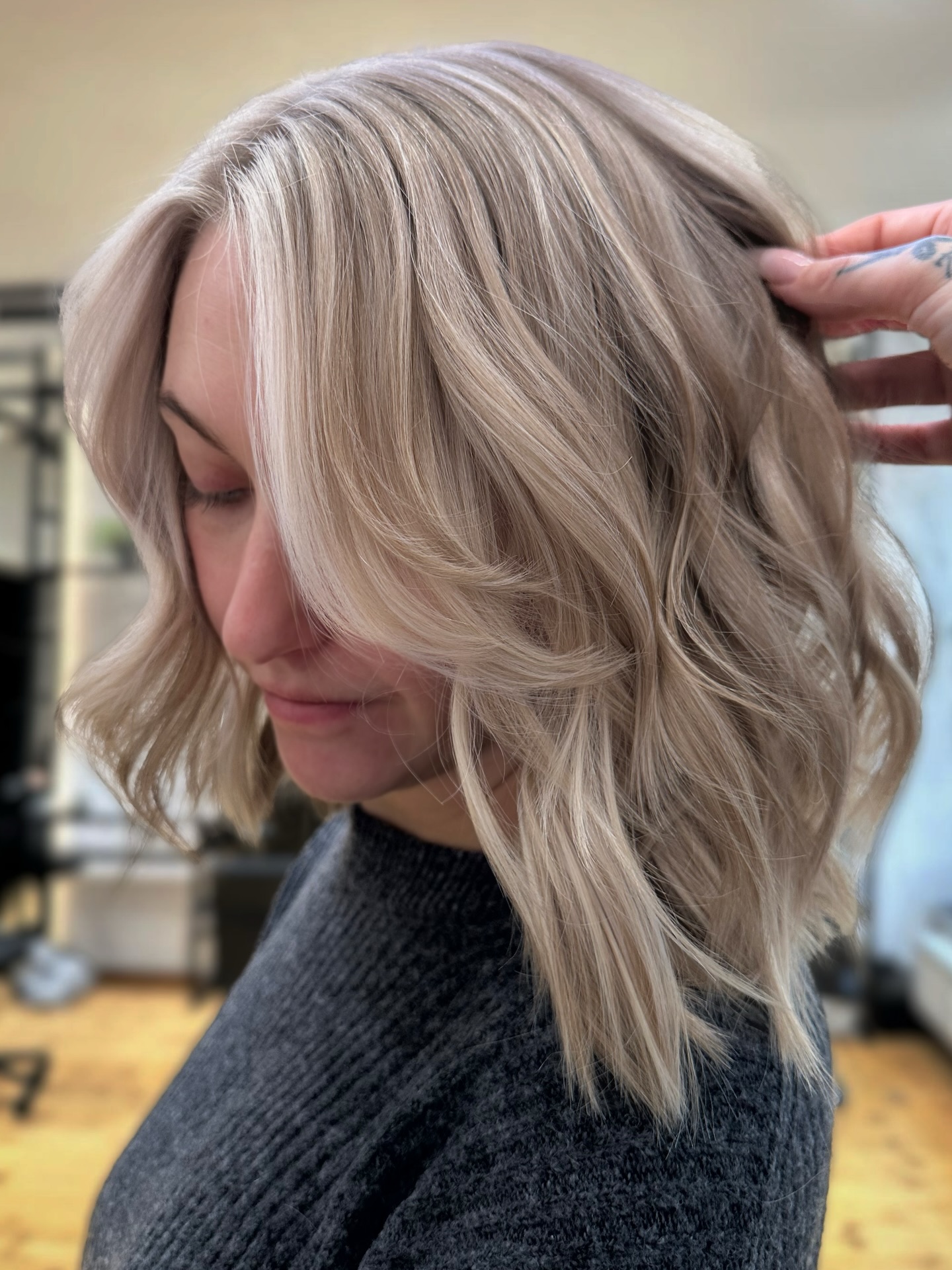 • Blonde Longbob •
Mein Ziel: Deine Traum-Haare 🫶
⬇️⬇️⬇️
Bei unseren Beratungsgesprächen geht es genau darum: was ist dein Wunsch-Ergebnis? Und: ist dieses erreichbar?
Gemeinsam schauen wir uns den Zustand deiner Haare an. Werfen einen Blick auf deine Haar-Historie der letzten Jahre (ja, Jahre - je nach Haarlängen können das auch 4-5 J. sein ⏱️).
Sprechen ehrlich über deinen Alltag und deine Möglichkeiten & Bereitschaft, wie viel Zeit du wirklich in dein Haar daily investieren möchtest und/oder kannst. Und geben dir ein ehrliches Feedback, ob und wie das Ziel realisierbar ist oder welche Alternativen es gibt.
Dies geht lediglich vor Ort, bei uns im Salon. Denn die detaillierte Betrachtung und das anfassen deiner Haarstruktur ist hierbei essenziell (klingt bisschen creepy 🧟♀️).
Wir freuen uns auf jeden Fall darauf - auf Bekannte und neue Gesichter 🫶
______________________________
📍High-End Hair Studio Hamburg 🪩 Studio 49
📅 Buche jetzt deinen Termin für dein Hair Makeover!
______________________________
Longbob friseurhamburg bighair healthyhair classicblond blondexpert blond babyligths oldmoneyblond balayage colorexpert