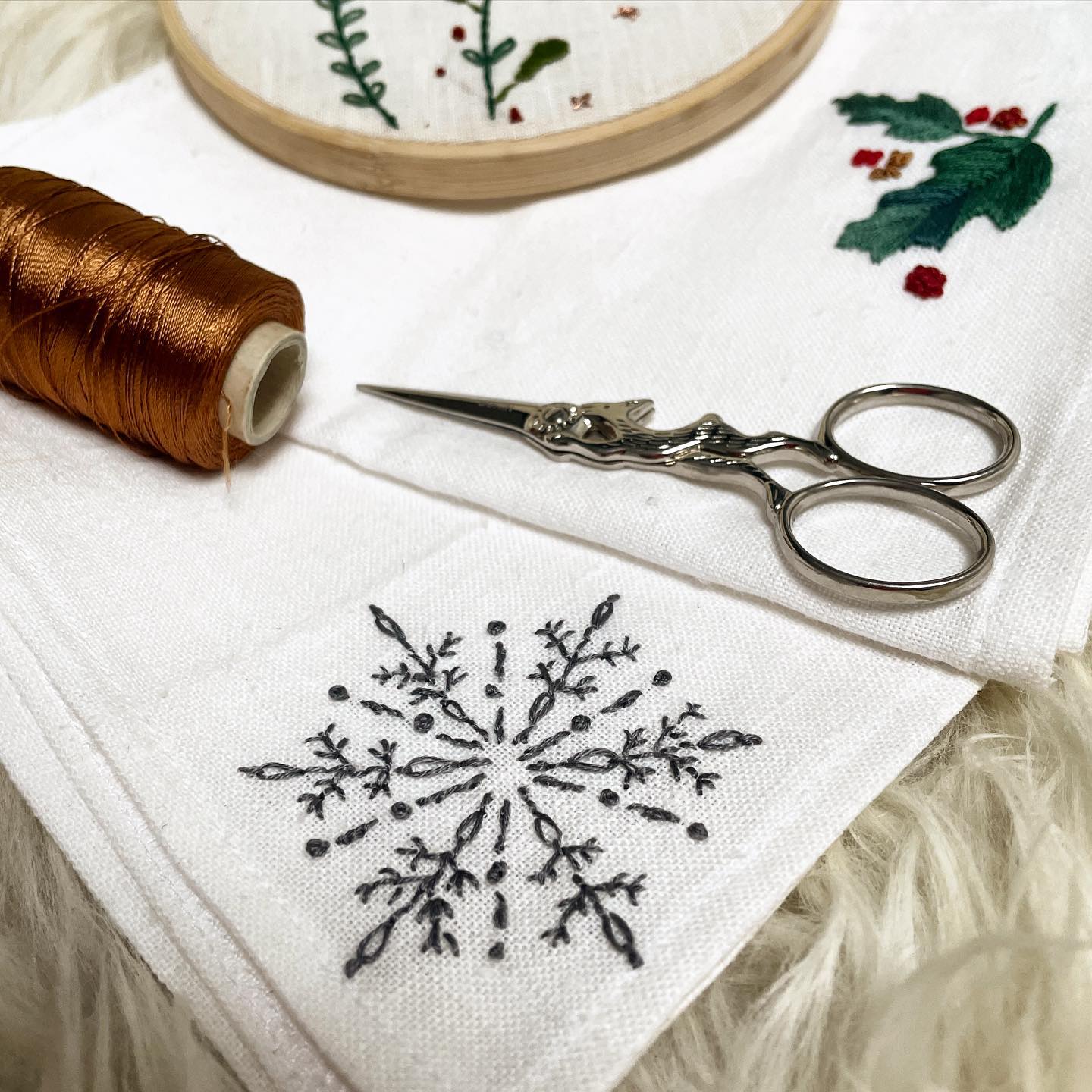Il y a encore de la place pour l’atelier de l’après-midi chez @atelier53namur le 18 décembre!
Un atelier spécial « Fêtes » où vous repartirez avec deux serviettes en lin brodées afin d’embellir vos tables de Noël.
Inscriptions via le site d’atelier 53, onglet ateliers DIY!
#noelembroidery #namur #mademoisellelou #christmasembroidery #embroidery #workshops #embroideryworkshop #atelierbroderie #atelier #broderie #broderienoël