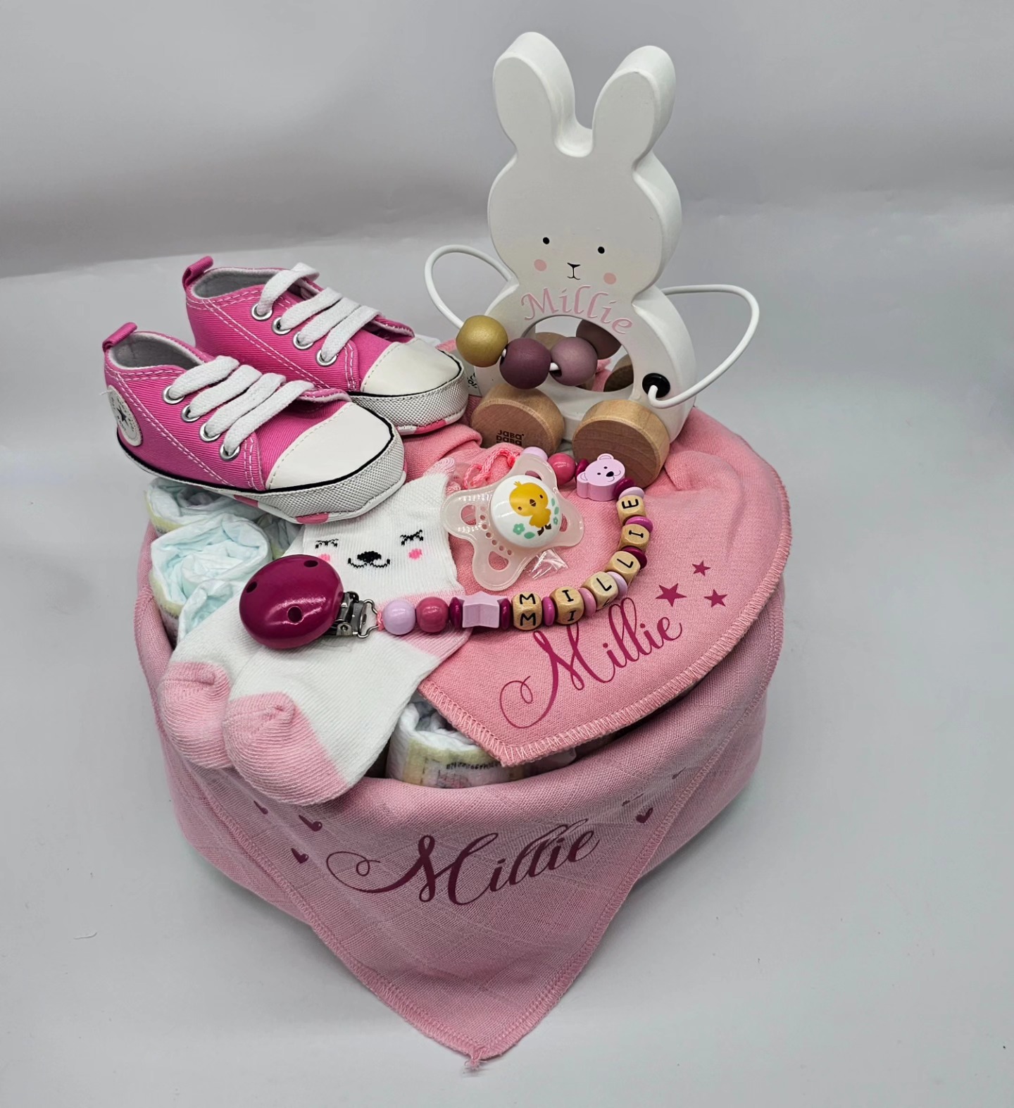 Welcome Millie 🐰💖
#selinasbabygeschenke #mettendorf #frauenfeld #thurgau #wineltorte #nuschi #rosa #personalisiert #motorik #hase #name #millie #socken #pinke #weiss #nuggikette #holz #schuhe #nuggi #mam #welcome #little #girl #love #happy #newborn