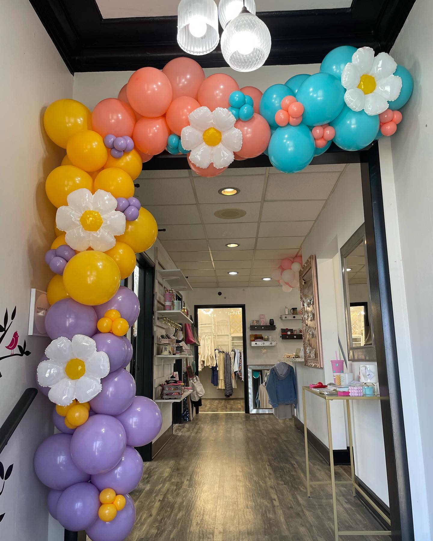 Spring Balloon Garland install @pinkpoppybtq
colors used: blossom, goldenrod, coral, Caribbean blue.