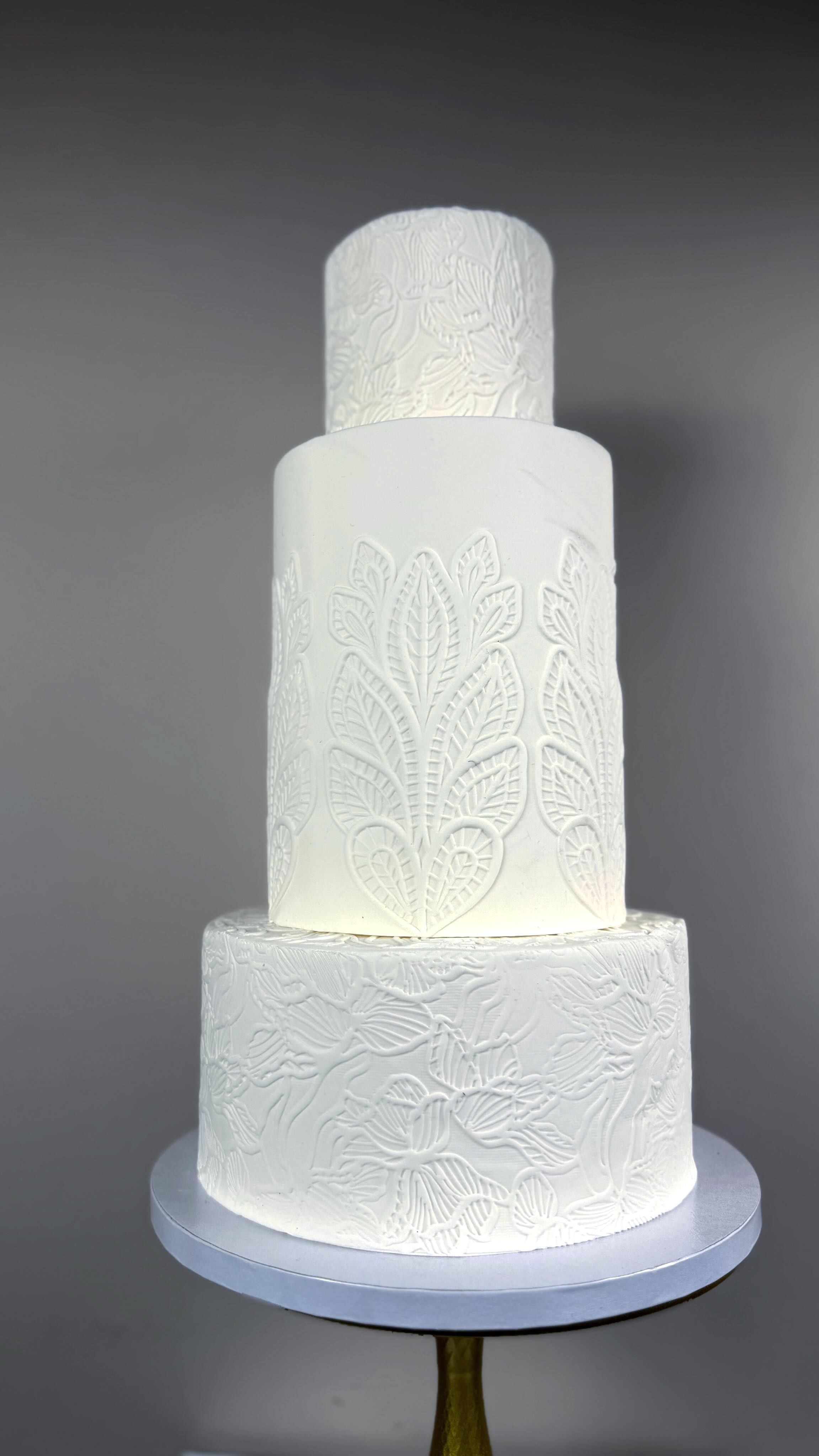 Whoever told you that you can’t mix different textures LIED!!
It’s giving luxurious, elegant and upscale wedding vibes ✨
Take a look 👀at two different but super complementary fondant textures on the same cake. I love, love to have fun playing with texturing my fondant cakes😍
I had to try out these 2 stunning rolling pins by my one and only @cakesbyangelamorrison IMMEDIATELY after I opened the box!!! They’re gorgeous!! You can never go wrong with ANY product made by Angela.
#dmvweddings #dmvcakes #tessascakes #weddingcakedesign #texturedcake