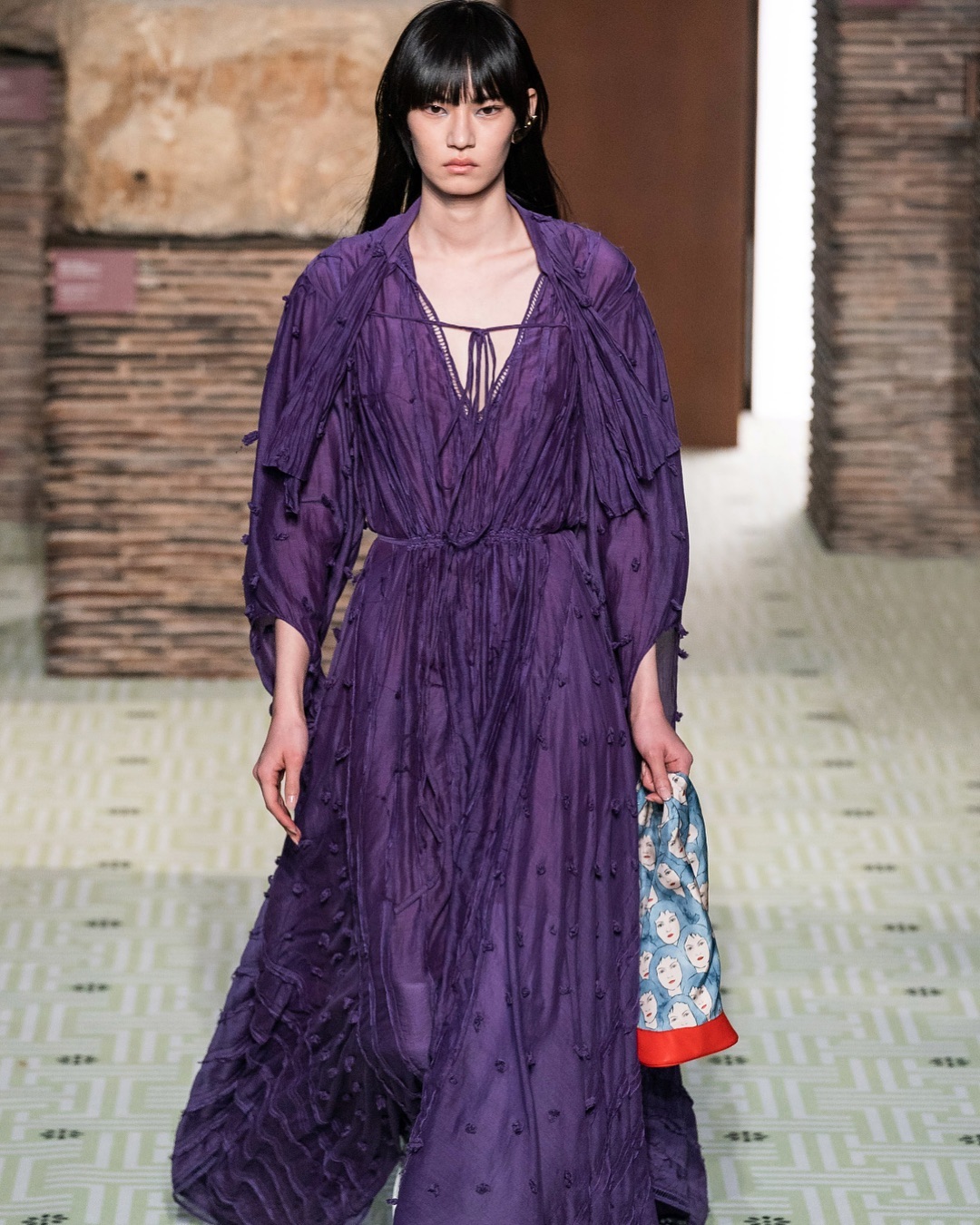 Sublime déclaration de mode par Bruno Sialelli pour la plus ancienne Maison de Couture @lanvinofficial ! #lanvin #lanvinparis #silk #embroidery #broderies #potencierbroderies #potencier