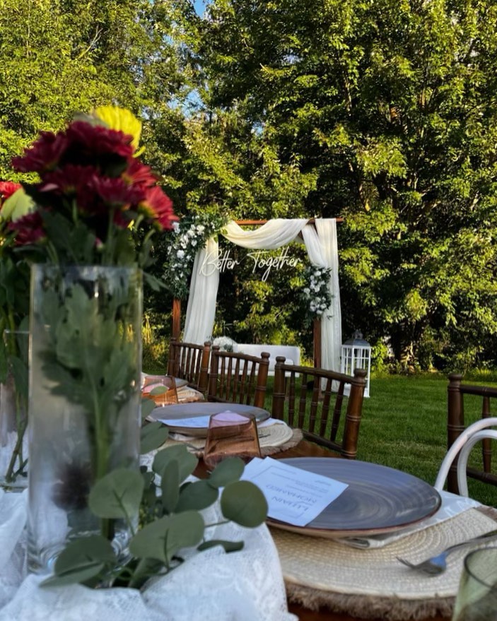 Dreaming of those sun’s shinning, flowers are blooming kind of days ☀️
Back to the basics with this rental with our classic wooden arch, fabric and large green and white florals. Paired with our Better Together Neon sign this arch doubles as a great head table backdrop. Also notable are our cylinder vases as centerpieces