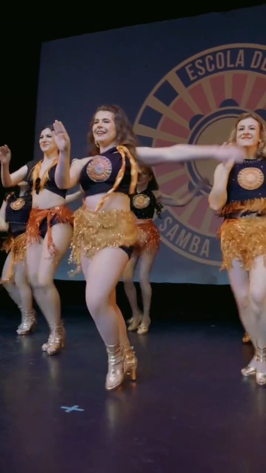 ✨Espetáculo - End of Year Show ✨
Intermediate Team
This song is about confidence and sass. In Brazil, a camarote is a VIP viewing area at Carnaval, and abadás (official event T-shirts) are often customised to show personal style — so the girls did the same, creating their own Escola Camarote vibe and dancing with VIP energy.
Choreography by @kerri_samba
🎥 @vforvictor_
💃@raynadrinkstea @kaytie.em @myruskita @rossa.angie @viviane.caceres.3 @normal_magical_life
