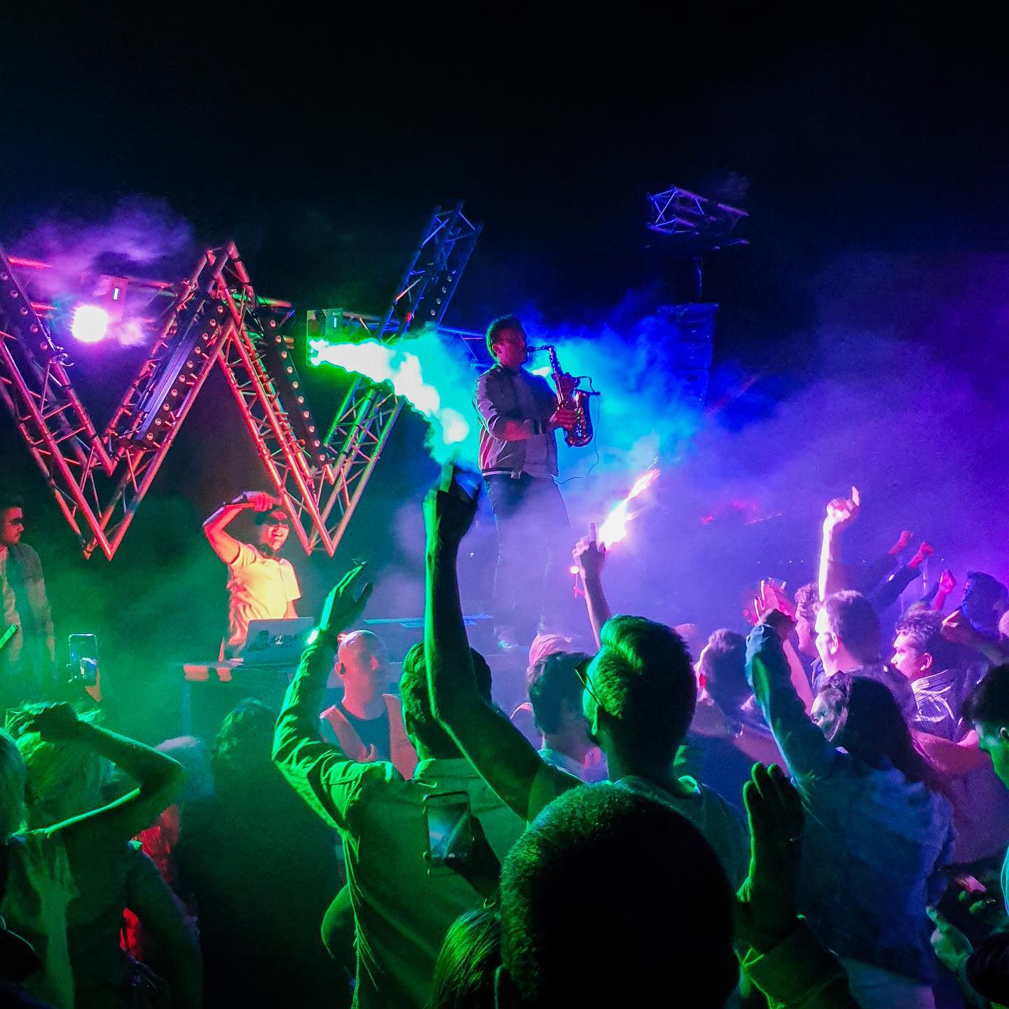 Crazy Open Air !
@weebreakoff
THANK YOU !
.
🎧 @snightb 📸 @le_martien_
#openair #arras #sax #saxophone #saxanddj #saxophonist #henriselmerparis #seles #axos #night #nightclub #dj #electro #dance #club #party #dancefloor #musicianlife #music #scotchonme aircraft #clubbing #live #friends #lovemyjob #summer #instagood