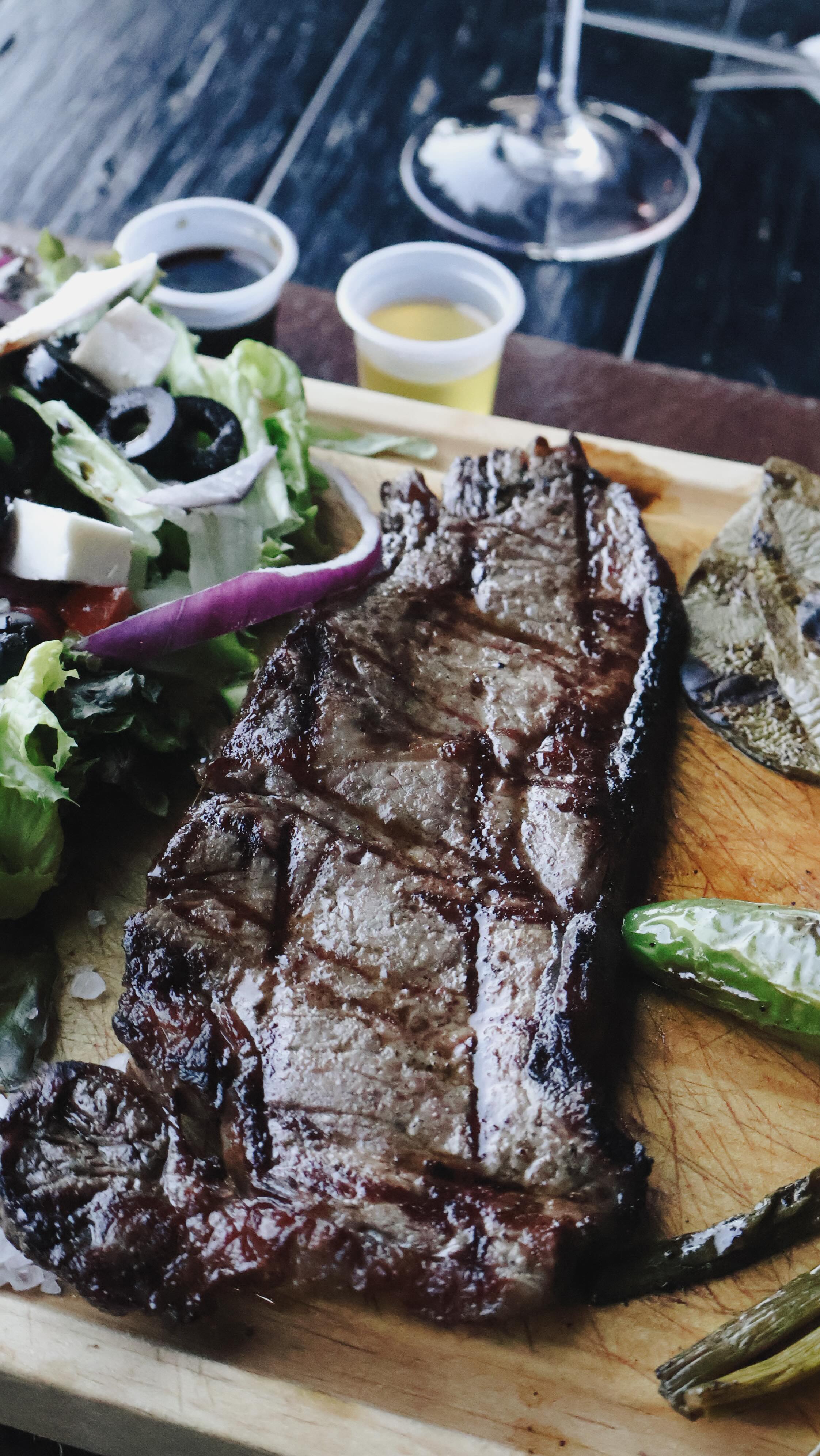 @carneselmayoral es de esos lugares que no necesitan presentación… pero merecen ovación. 🥩
Carnes jugosas, punto perfecto, sabor que se te queda en la memoria y un ambiente que invita a quedarte más de lo planeado.
Está en el corazón de Mercado del Carmen y, honestamente, es de nuestros favoritos.
Si amas la carne, este es tu llamado. Si no… aquí te vas a convertir.
Ven, prueba y luego me cuentas.
📍 El Mayoral – Mercado del Carmen