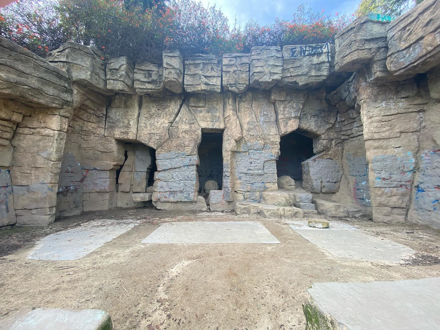 I recently wandered the Old LA Zoo trail in Griffith Park. The review is up on the blog now! Link in bio!
#hiking #hikingadventures #hikingtrails #griffithpark #griffithparktrails #losangeles #oldlazoo #getoutside #blog #blogpost