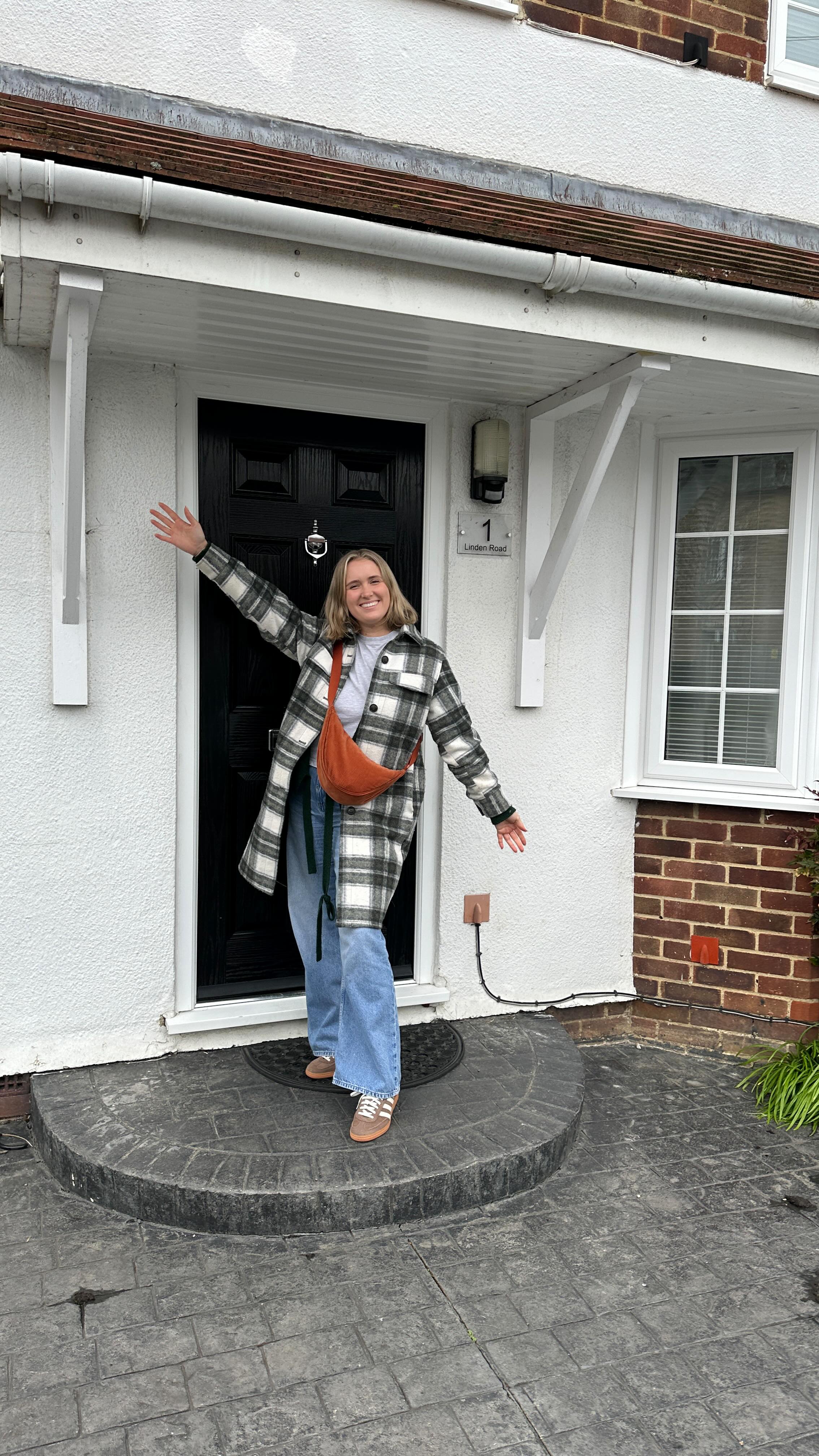 Shared living vs renting alone 👀 #bicesterliving #coliving #community #colivingcommunity