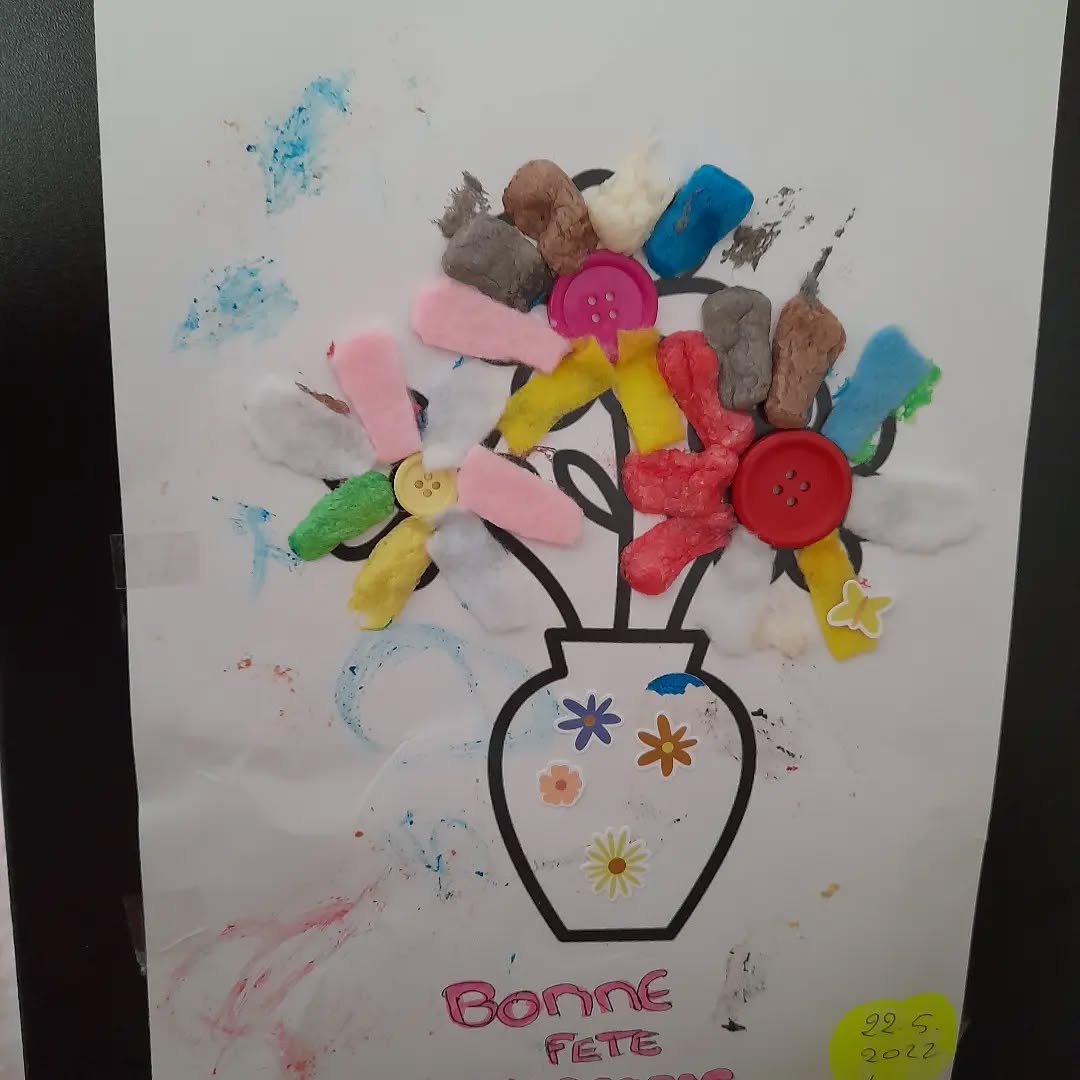 Un Nouveau Collage pour la Fête des Mères 😊❤
Ma fille a réalisé ce collage à la maison des assistantes maternelles pour la fête des mères, mais c'est arrivé à la maison tout abîmé, car elle avait arraché les petites mousses pour s'amuser.
J'étais un peu contrariée, car je trouvais que c'était dommage qu'une aussi belle réalisation puisse finir à la poubelle au lieu d'être gardée. J'ai dit à mon mari : "C'est trop tard, mon cadeau de #fête des #mères est foutu..."
Puis, soudain, une idée m'est venue : Et si je proposais à ma fille de refaire le collage sur les parties manquantes? Nous avons donc entrepris de le réparer ensemble avec de la feutrine. J'ai coupé des petits bouts, elle a choisi les couleurs et a collé chaque bout là où elle voulait, sur les dessins des pétales vides. Elle a également décoré le vase et elle a même tenu à rajouter un petit papillon sur la #fleur ...
Finalement, tout ceci nous a fait passer un moment mère-fille très agréable, dans la bonne humeur et la fierté d'avoir bien travaillé et bien réussi.
Et voilà le résultat!
Cette expérience m'a fait penser au fait que ce qui est brisé, détruit en nous, peut être réparé, recollé, et notre vie peut être encore plus belle qu'avant. Non, il n'est pas trop tard et rien n'est fini! Une fleur coupée ou écrasée peut renaître. Et mieux encore, dans l'obscurité et le feu, nous pouvons briller à nouveau, telles des pierres précieuses ou des petites étoiles.
Apprenons à avoir un nouveau regard sur les #épreuves dans nos vies : elles sont là pour nous rendre plus forts, meilleurs, nouveaux. Soyons donc rassurés, car Celui qui détermine toute chose veille sur nous et fait que "toute chose concourt à notre #bien". (Romains 8:28)
Je vous souhaite un bon nouveau départ et bien de bonnes choses à tous et à toutes !
www.hommagealeternel.com
