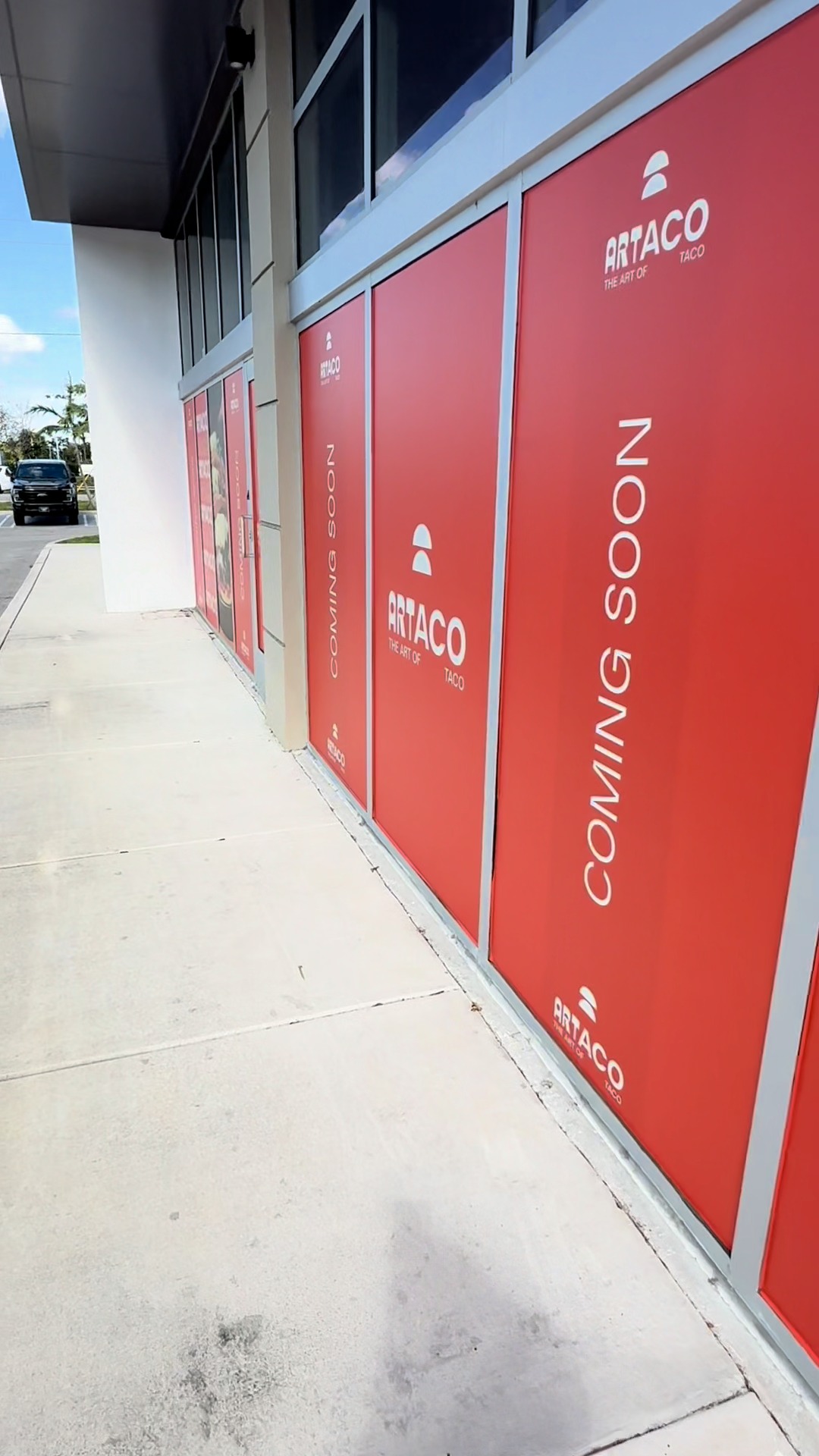 VINYL PARA EXTERIOR: MÁS QUE UN “COMING SOON”
Un local en coming soon también comunica.
Y muchas veces, esa primera impresión define la expectativa antes de la apertura.
En este proyecto trabajamos wrapping de vinilo en ventanales para un restaurante, utilizando soluciones pensadas específicamente para exterior, donde la visibilidad, la durabilidad y la estética tienen que ir de la mano.
Existen distintos estilos de vinyl para exteriores según el objetivo de la marca: vinil full print para impacto visual, vinil frost para privacidad con diseño, vinil perforado para mantener visibilidad desde adentro, y gráficos parciales para comunicar sin saturar.
La clave no está solo en cubrir ventanas, sino en elegir el material correcto para el mensaje correcto. Cada estilo cumple una función distinta dentro del branding físico.
Un buen wrapping exterior prepara el terreno, genera expectativa y posiciona la marca incluso antes de abrir sus puertas.
Porque una marca bien pensada empieza a hablar…
mucho antes del primer cliente.
#WindowGraphics #ExteriorBranding #VinylWraps