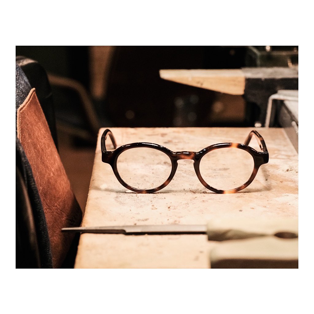 ⚒- F A I T M A I N - dans notre atelier @derhyopticiens @lesopticienseyelike #strasbourg #opticien #lunettesurmesure #workshop #lunetier #bespokeeyewear #optometriste #artisan #eyewear #opticienstrasbourg #faitmain #surmesure #handmade #handcrafted
#leica #lunettes
