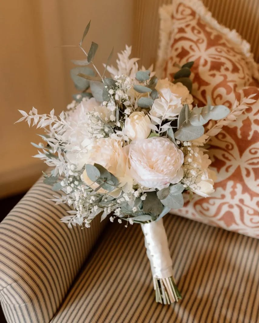 Are you a fan of fresh or faux ?
Can you even tell ??
Beautifully photographed by @kirstylouisephoto