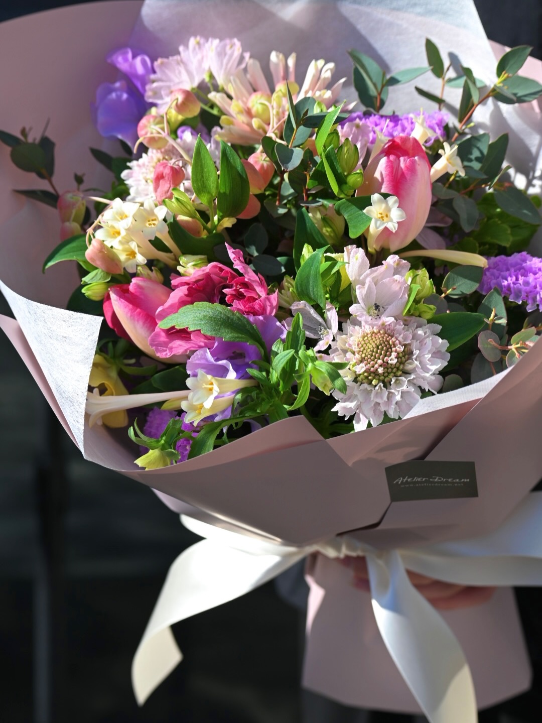 .
"春"を束ねたブーケ
ご注文いただきました🌸
最近はとても気温が低くて
寒すぎる毎日ですね...🥶
日中はお店にも暖かい日差しがさしていて
なんだかひと足早く春が来たような気分にさせてくれます🌸
そんな"ひと足早くきた春"を束ねたブーケ
季節を感じるのにぴったりの仕上がりになりました🌷
Atelier Dream
営業時間
10:00-19:00
▷本店
栃木県宇都宮市錦2-7-6
☎︎028-643-0511
火曜日定休日
▷東武宇都宮店
宇都宮市宮園町5-4
東武宇都宮百貨店 2階
☎︎070-2833-8787
定休日なし
#あとりえドリーム
#花屋
#宇都宮
#春ブーケ