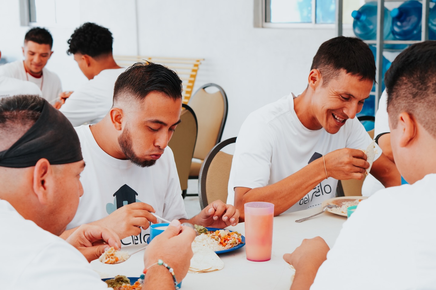 🍽️ En Mesón del Cielo compartimos más que comida… compartimos esperanza. 💙
Cada día brindamos alimento a cada uno de nuestros internos, asegurándonos de que tengan no solo un plato en la mesa, sino también un lugar donde sentirse cuidados y acompañados.
Porque en cada porción servida hay amor, servicio y una nueva oportunidad. 🙌