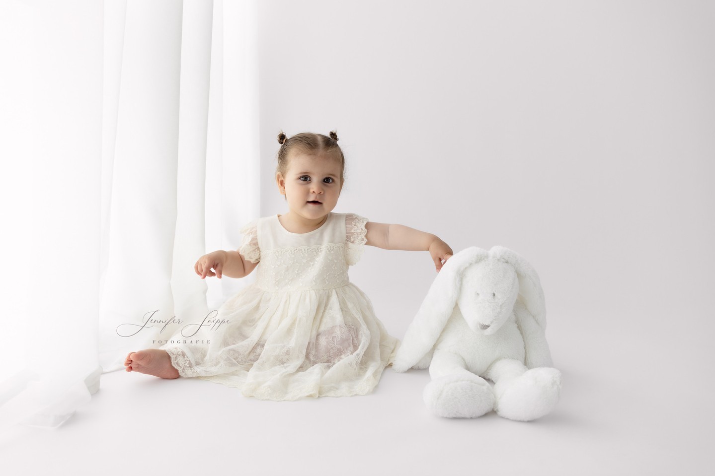 Ontmoet ons studiokonijn 🐰
Een paar jaar geleden zag ik hem bij een collega voorbij komen, en ik moest hem gewoon hebben 🥰
Hij past perfect in onze white session setting en word dan ook vaak gebruikt bij newborn, baby en sittershoots.
_
© www.jennifersnippefotografie.nl