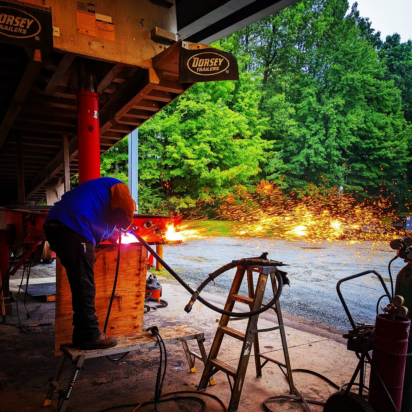 @msoucy52 throwing sparks while working on a trailer repair for a local farm. What started out as a relatively simple fifth wheel plate replacement turned into a much more involved repair.
#millerwelders #carbonarc #carbonarcgouging #heavyequipment #heavyequipmentrepair #weldeverydamnday #welder #welding #weldporn #metalfabrication #nh #603