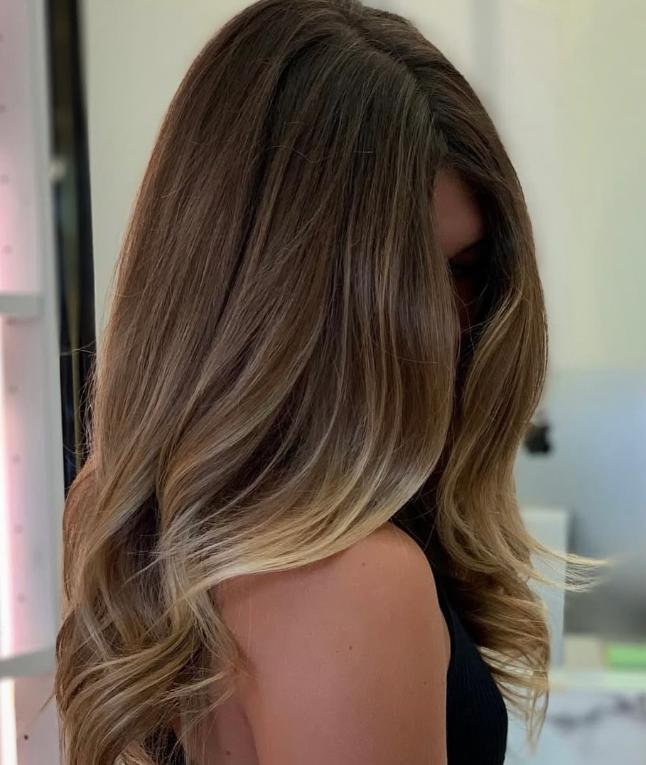 A seamless blend is always in season
2026 is already one month in. Have you booked your refresh yet!?
Hair by @nourishmyhair
#livedinhaircolor #brondehair #orlandohairsalon #wintergarden #kerastasé #brunettehighlights