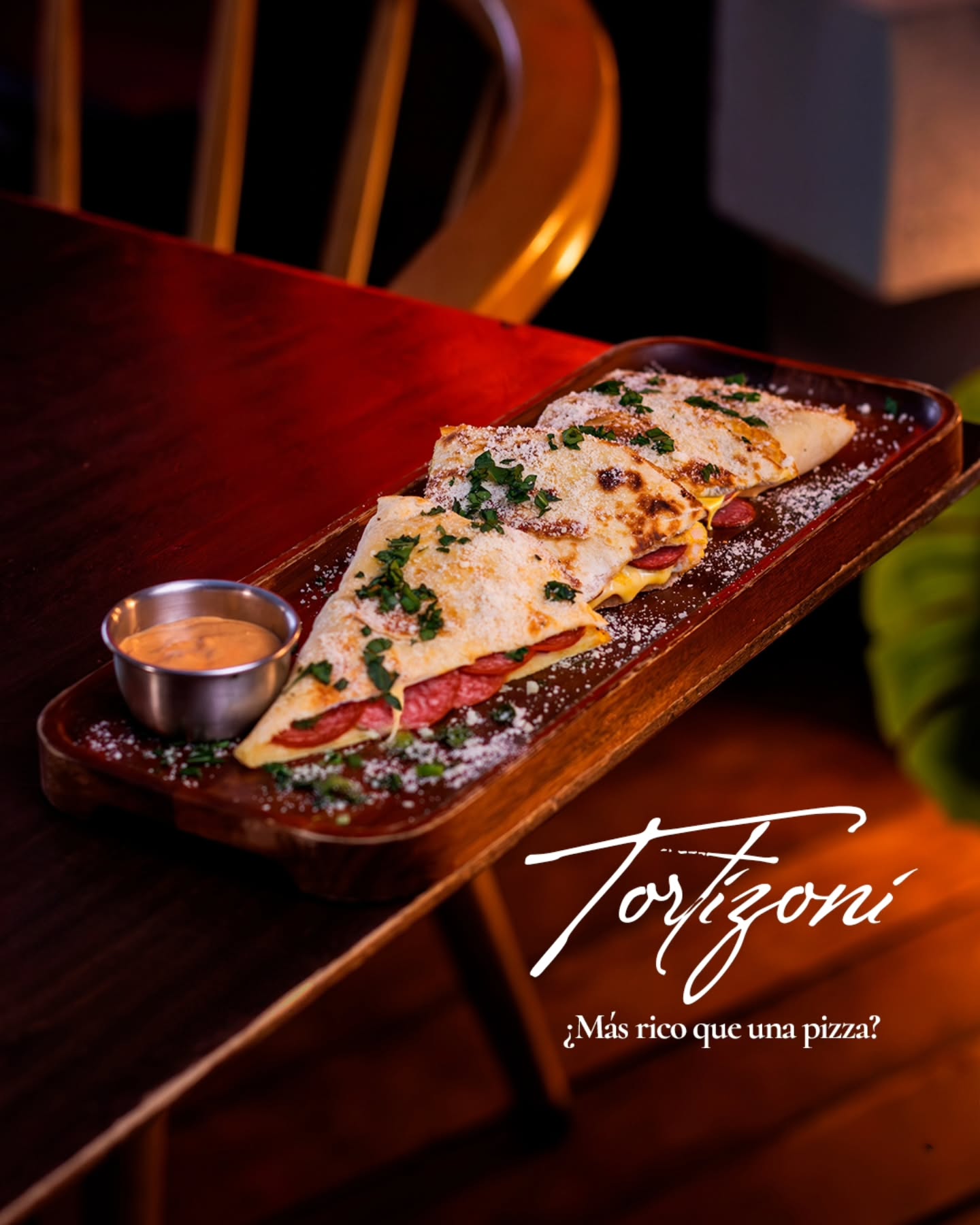 🍕 Si te gusta la pizza, esto te va a encantar.
¿Te gustaría probar nuestro Tortizoni?
Pizza en tortilla de harina, con base dorada, mozzarella fundido y jamones de pavo y pepperoni. Deliciosa y crujiente.
Descúbrelo en Café Don Alfonso. ☕💛
#CaféDonAlfonso #Tortizoni #EleganciaEnCadaBocado #AntojosConEstilo #Huehuetenango