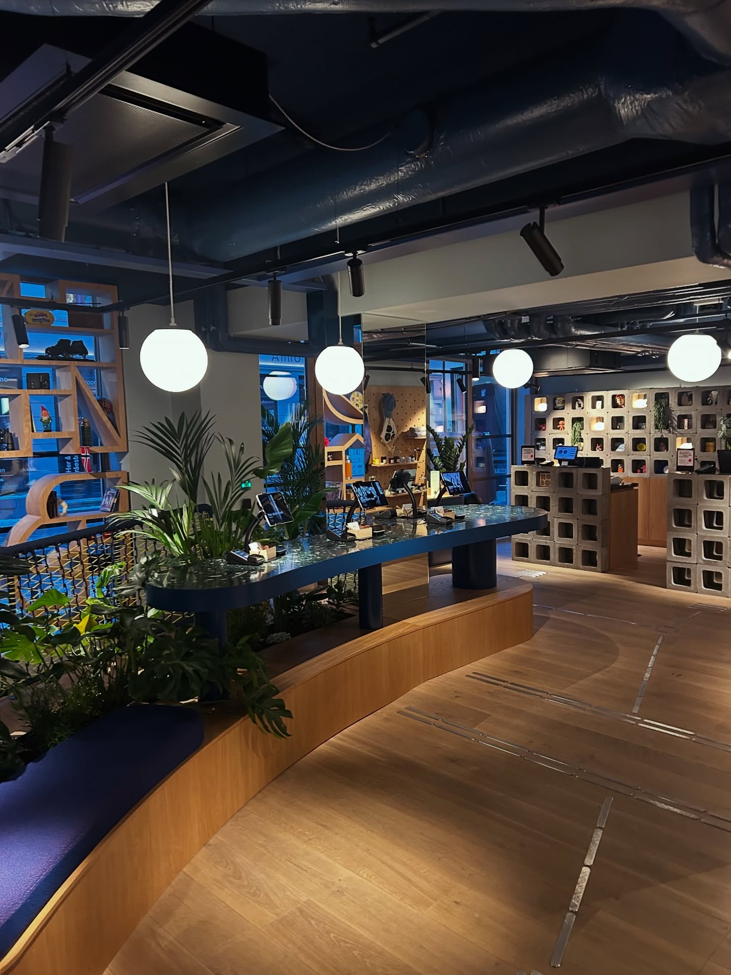 The architecture of optimism is at the heart of this new boutique brand @hobooslo by @studio_aisslinger. The spaces invite connection and an optimistic hospitality. Playful details, layered interiors and generous social spaces feel genuinely inviting.
Centrally located, highly walkable and offering excellent value this brand new boutique hotel is definitely worth checking out.
Read the full review on our Blog. Link in Bio.