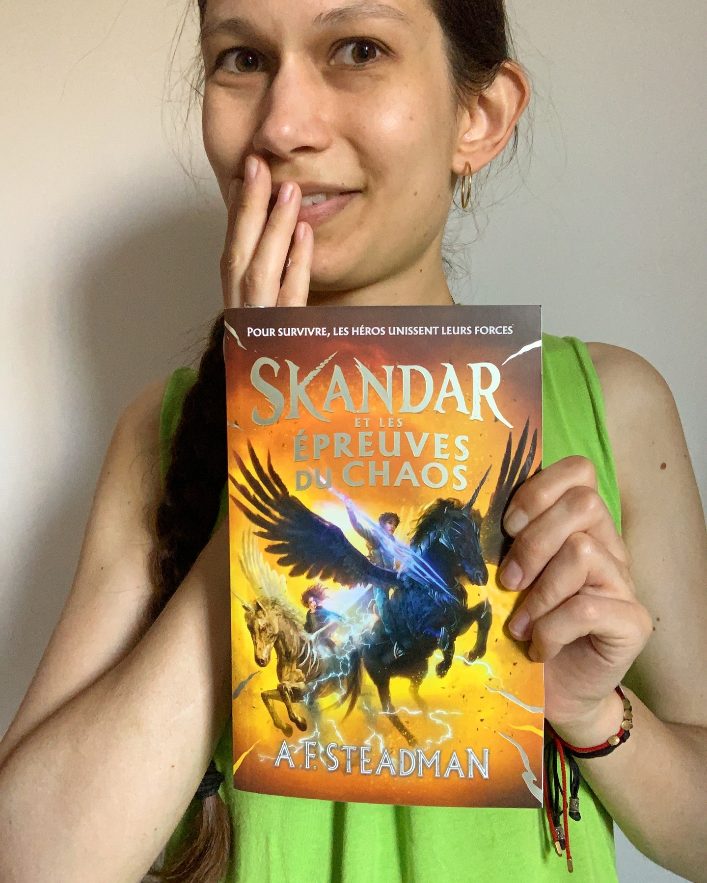 Skandar, un régal à dévorer dès 9 ans... et pour les adultes aussi ! (Auteur : A.F. Steadman)
La saga Skandar, j'ai adoré dès le premier tome ! On la compare souvent à Harry Potter, mais soyons clairs : la seule similitude, hormis la magie, est le classement des élèves. Par maison dans Harry Potter, et par élément dans Skandar : l'eau calme, l'électricité rebelle, le feu impatient, l'air prudent...
Mais Skandar est lié à l'élément esprit, l'élément tueur, interdit depuis des années. Sa licorne et lui luttent pour leur survie, ainsi que pour la légitimité de leur élément. Les épreuves s'intensifient contre eux, et ce 3ème tome atteint un summum inévitable et... Bordel ! C'était évident et pourtant, tout le long du livre, je me refusais à y croire !
Je crève d'impatience d'avoir le fin mot de l'histoire ! Rendez-vous au tome 4, l'avant-dernier de la série Skandar !