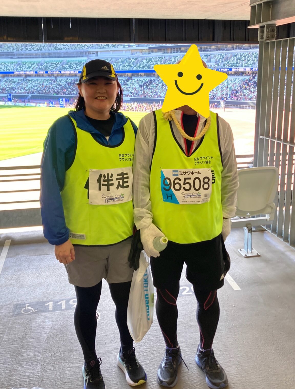 今年も新宿シティマラソンに、父の伴走で参加しました。
高齢で、体調を崩すこともあり、練習不足のまま本番に。
残念ながら、残りわずかで足切りでした。
それでも快晴の空の下、
「頑張れ!」とたくさんの方に声をかけていただき、
沿道の声援に何度も背中を押してもらいました。
結果はともあれ、
父が走りたいと言ううちは、これからも付き合って走ろうと思います。
ちょっとは親孝行、できたかな。
#新宿シティハーフマラソン
#伴走
#親子ラン
#応援に感謝
#新宿