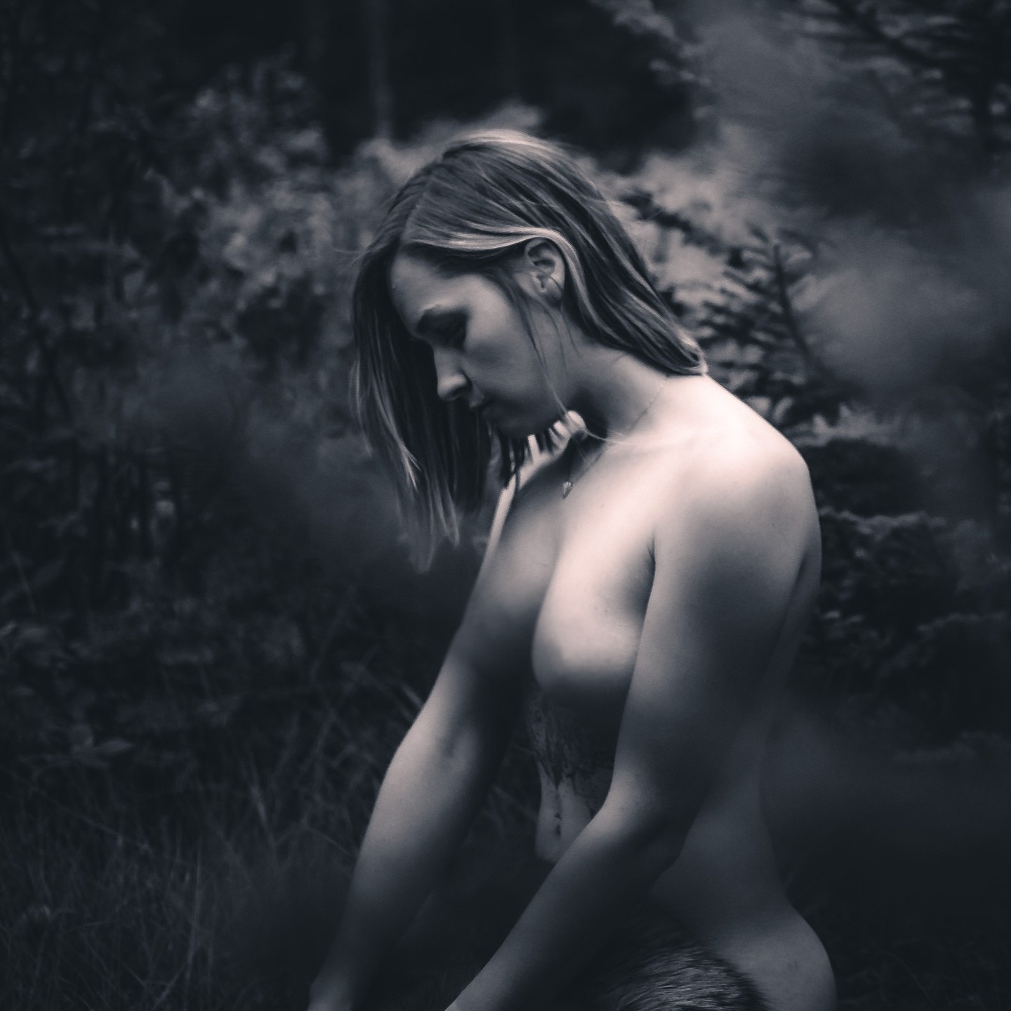 Une femme est l'amour, la gloire et l'espérance ; Aux enfants qu'elle guide, à l'homme consolé, Elle élève le cœur et calme la souffrance, Comme un esprit des cieux sur la terre exilé.
#photography #classe #féminité #sensualité #charme #model #boudoir #boudoirphotography #boudoirphoto #fineart #fineartphotography #sweetness #feelings #dreams #atmosphere #pose #mirror #miroir #femartcars #bnw #bnwphotography #bnwphoto #bnwart