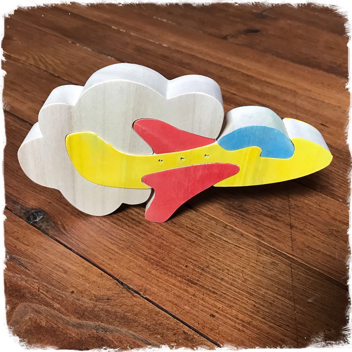 Petit puzzle cinq pièces pour s’envoler dans les nuages…. #avion #nuages #puzzlebois #jouetsenbois