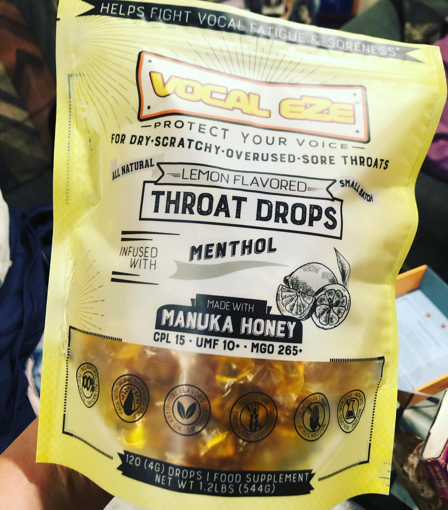 Have summer allergies (or the ridiculously dry weather) been a KILLER for anyone else lately 🤧? Between pollen, dust, and just plain weather, we’ve been keeping our @vocaleze Manuka honey 🍯 lemon throat drops in our pocket at all times.
.
With a light menthol, the drop also helps clear sinuses (🙌🏼) while soothing a dry or irritated throat with its amazing New Zealand Manuka honey.
.
Best of all? quick, effective and tastes good 💛!
.
.
.
.
.
.
.
#vocaleze #seasonalallergies #dryweather #allergyseason #sinusrelief #vocalcoach #vocalcoaching #voiceactor #singersongwriters #liveshows #recordingengineer #studiolife #tourlife #nashvillemusician #nashvillemusic #manukahoney #coughdrops