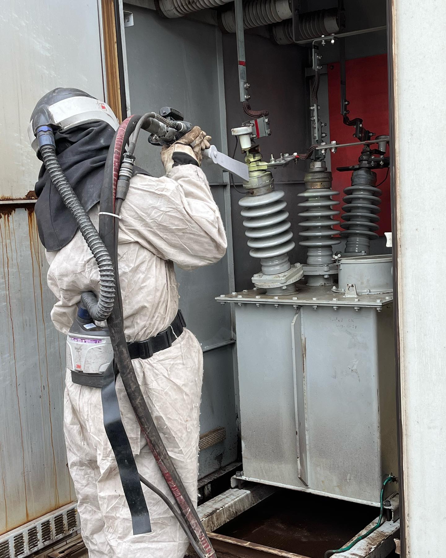 Dry ice blasted some ceramic electrical insulators this week.
Removed all the build up so that this system can run smoothly once again!
#dryiceblasting #blasting #cleaning #electrical #insulator #co2 #cleaningcompany #co2sweep #industrialcleaning #ceramic #dryice