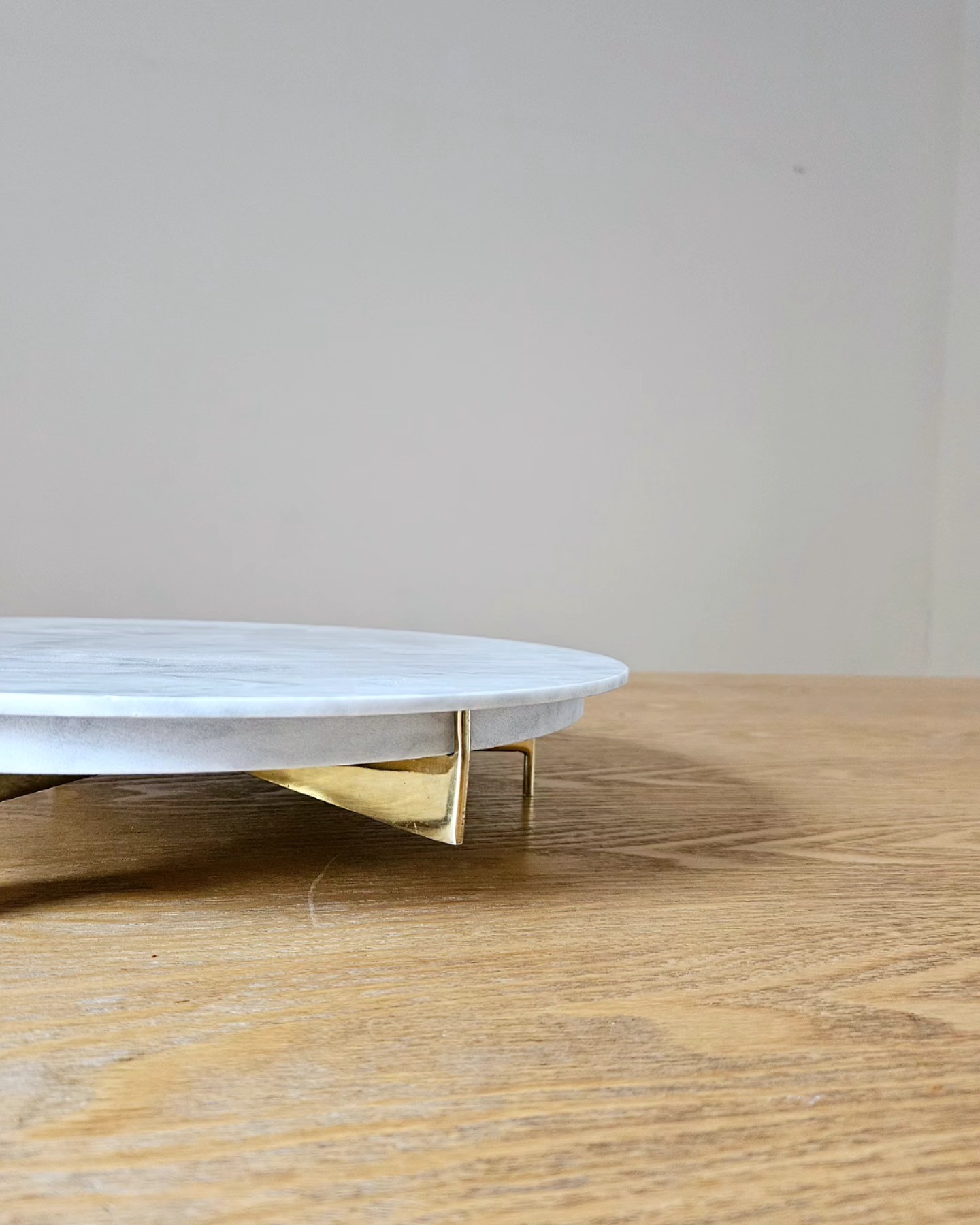 Marble & Brass, always a great combination 🤍
.
Hand & Machine working together. Our carrara marble tops are produced by a small family run factory in Croatia, and the brass bases are hand made in India. Then packaged and assembled here in London.
.
🎂🎂 Still 30% OFF all cake stands (including our Limited Edition) 🎂🎂
.
.
.
#gracesouky #gracesoukystudio #domesticcollectables #domesticcolllectablesII #cakestand #cupcakestand #recycledplastic #smileplastics #christmasgift #entertaining #homeware #tableware #hostesswiththemostess #hostingandentertaining #marblecakestand #brasscakestand