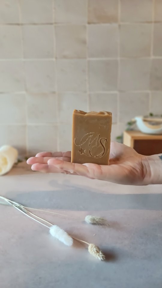 🌿 Ce moment où tu réalises que tu n'as besoin que de l'essentiel.
Un geste lent comme une caresse.
Un produit sain fabriqué avec passion.
Une peau apaisée et douce.
Pour juste revenir à l'essentiel.
#savonnerieartisanale #artisanefrançaise #faitmain