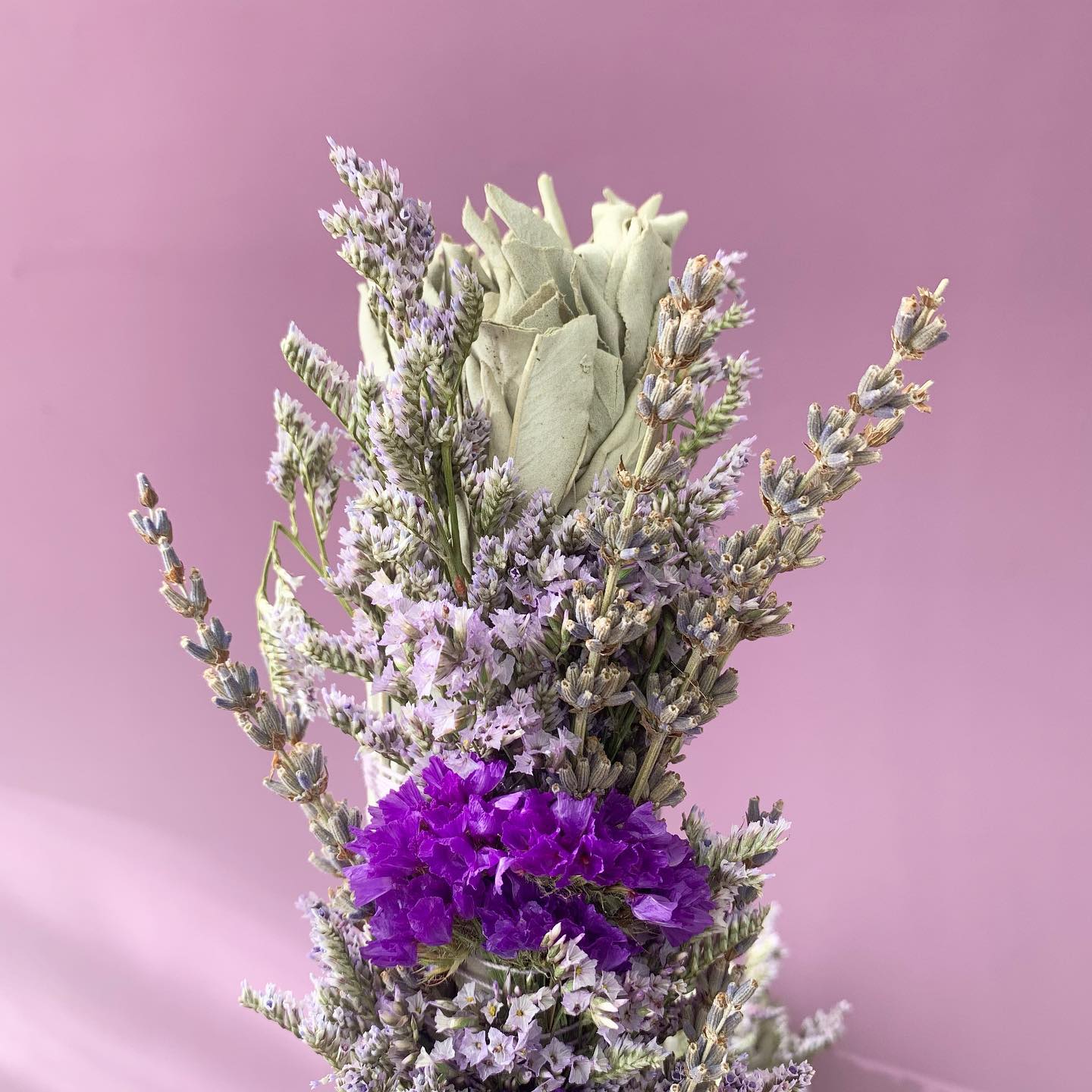 SMELL THE BLISS πΏ
Wrapped up in love and fragrance, our stunning XL bundles are flying off the shelves these days!
This gorgeous combo of sage, lavender, statice, limonium, and more will transport you to a field of serenity!
Trust us, you need this calming goodness in your life!
#lavenderlove #sagevibes #lavender #sagestick #cleanse #farmersmarket #botanicals #florals #driedflowers